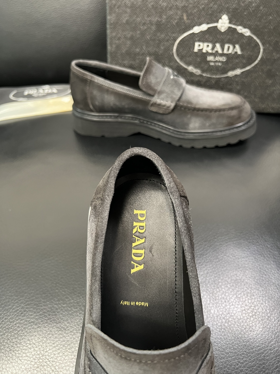 PRADA 高品质 顶级工艺品 普拉达 专柜同步 原厂配置，意大利进口原版牛皮面料，透气舒适进口水染牛里