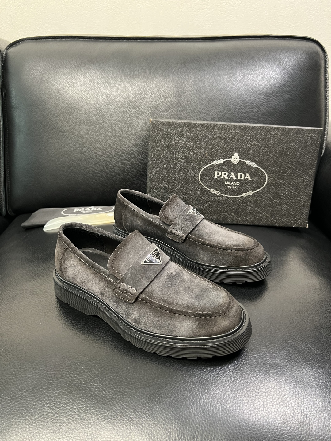 PRADA 高品质 顶级工艺品 普拉达 专柜同步 原厂配置，意大利进口原版牛皮面料，透气舒适进口水染牛里