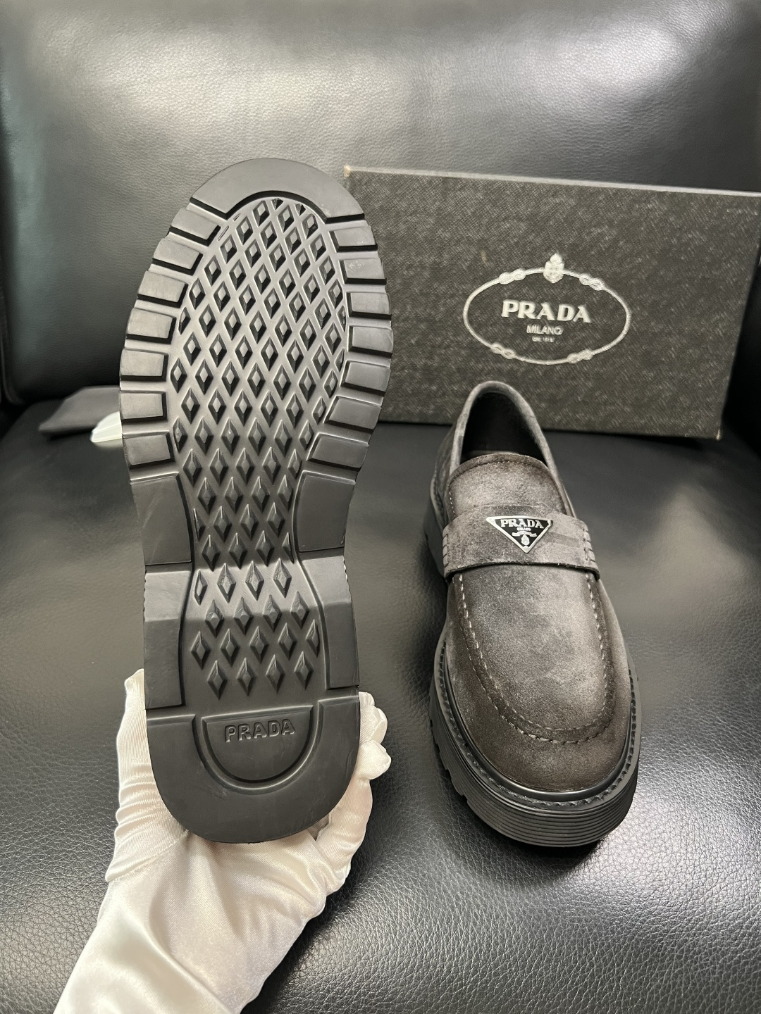 PRADA 高品质 顶级工艺品 普拉达 专柜同步 原厂配置，意大利进口原版牛皮面料，透气舒适进口水染牛里