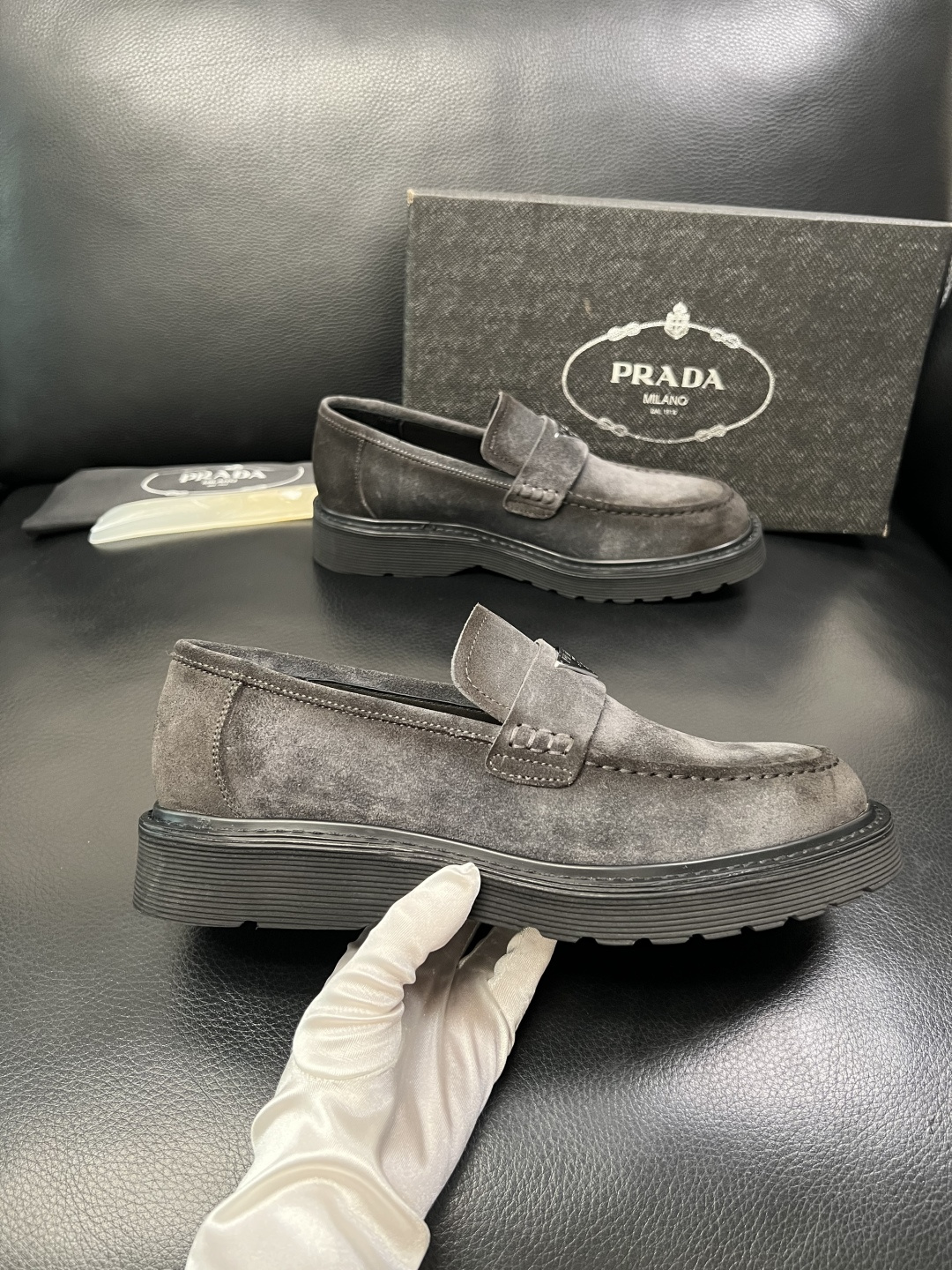 PRADA 高品质 顶级工艺品 普拉达 专柜同步 原厂配置，意大利进口原版牛皮面料，透气舒适进口水染牛里
