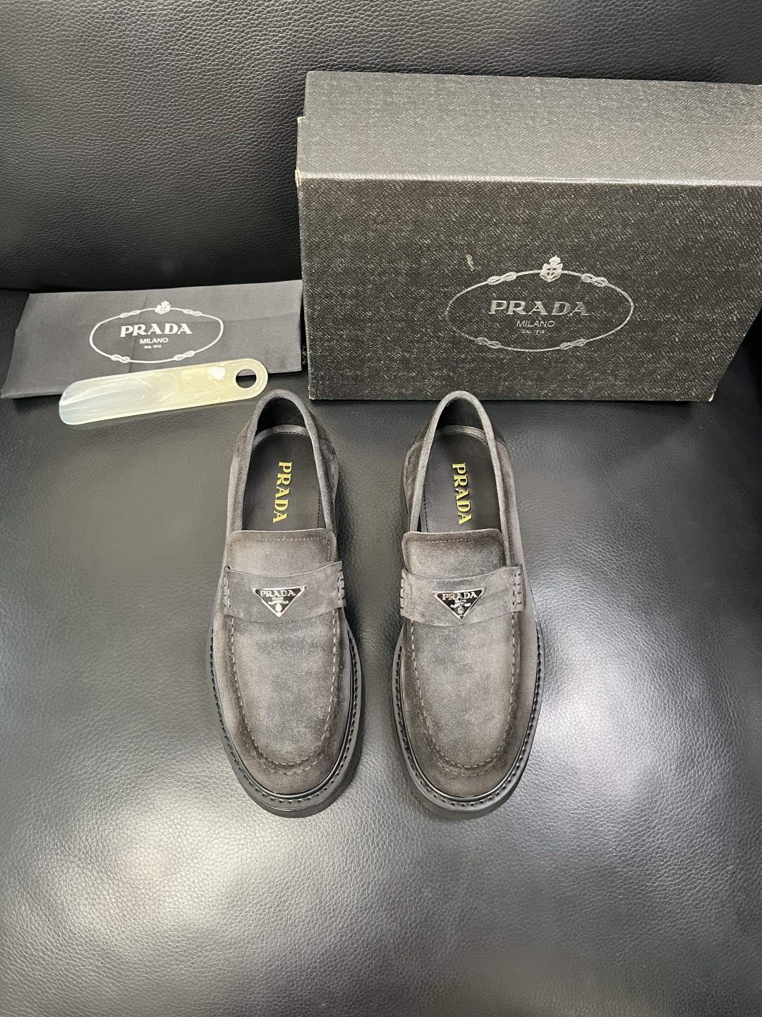 PRADA 高品质 顶级工艺品 普拉达 专柜同步 原厂配置，意大利进口原版牛皮面料，透气舒适进口水染牛里