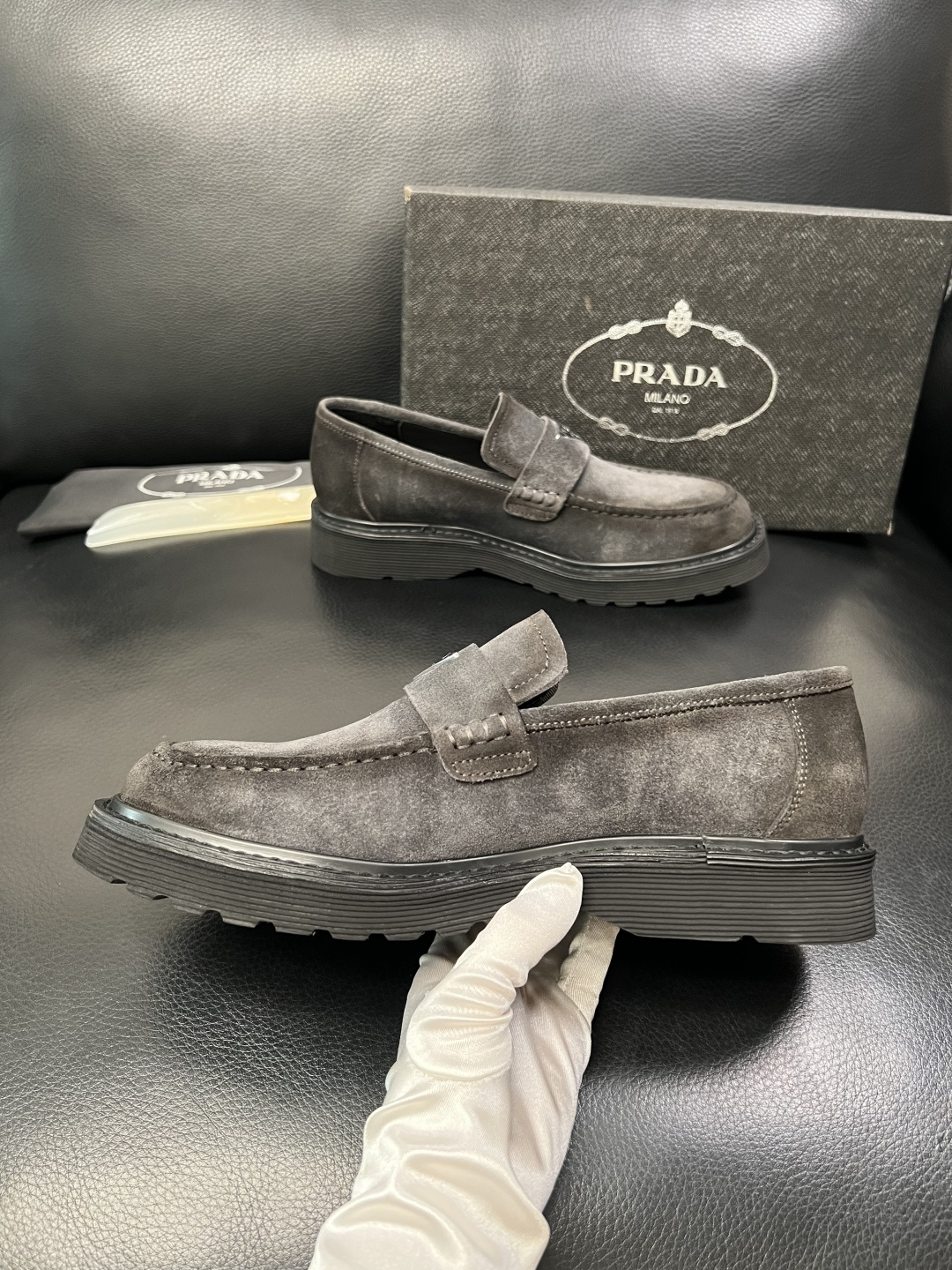 PRADA 高品质 顶级工艺品 普拉达 专柜同步 原厂配置，意大利进口原版牛皮面料，透气舒适进口水染牛里