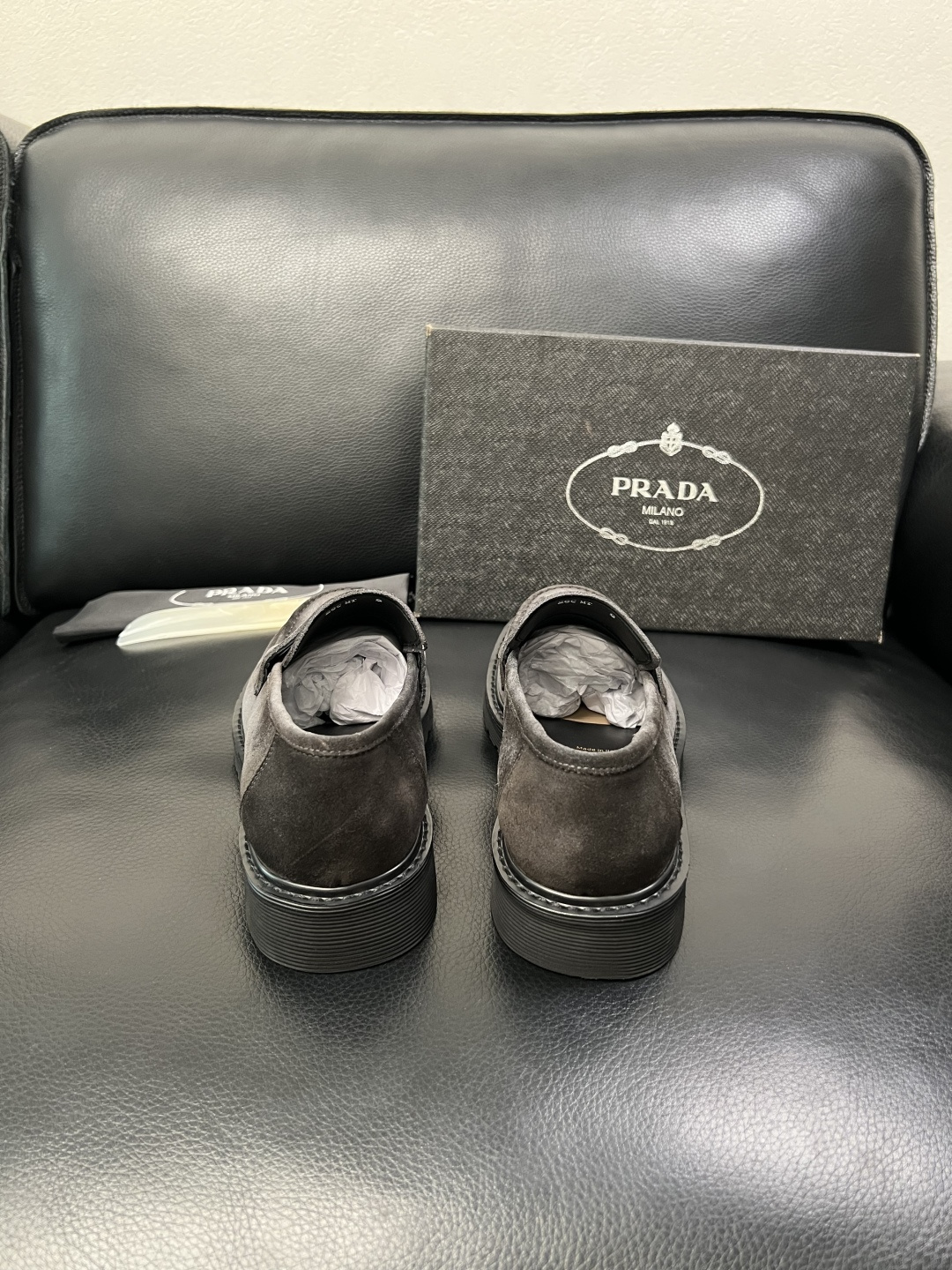 PRADA 高品质 顶级工艺品 普拉达 专柜同步 原厂配置，意大利进口原版牛皮面料，透气舒适进口水染牛里