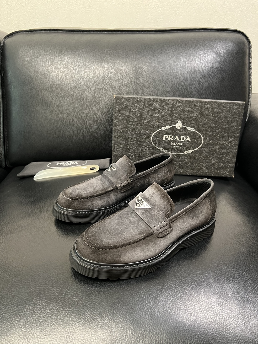 PRADA 高品质 顶级工艺品 普拉达 专柜同步 原厂配置，意大利进口原版牛皮面料，透气舒适进口水染牛里