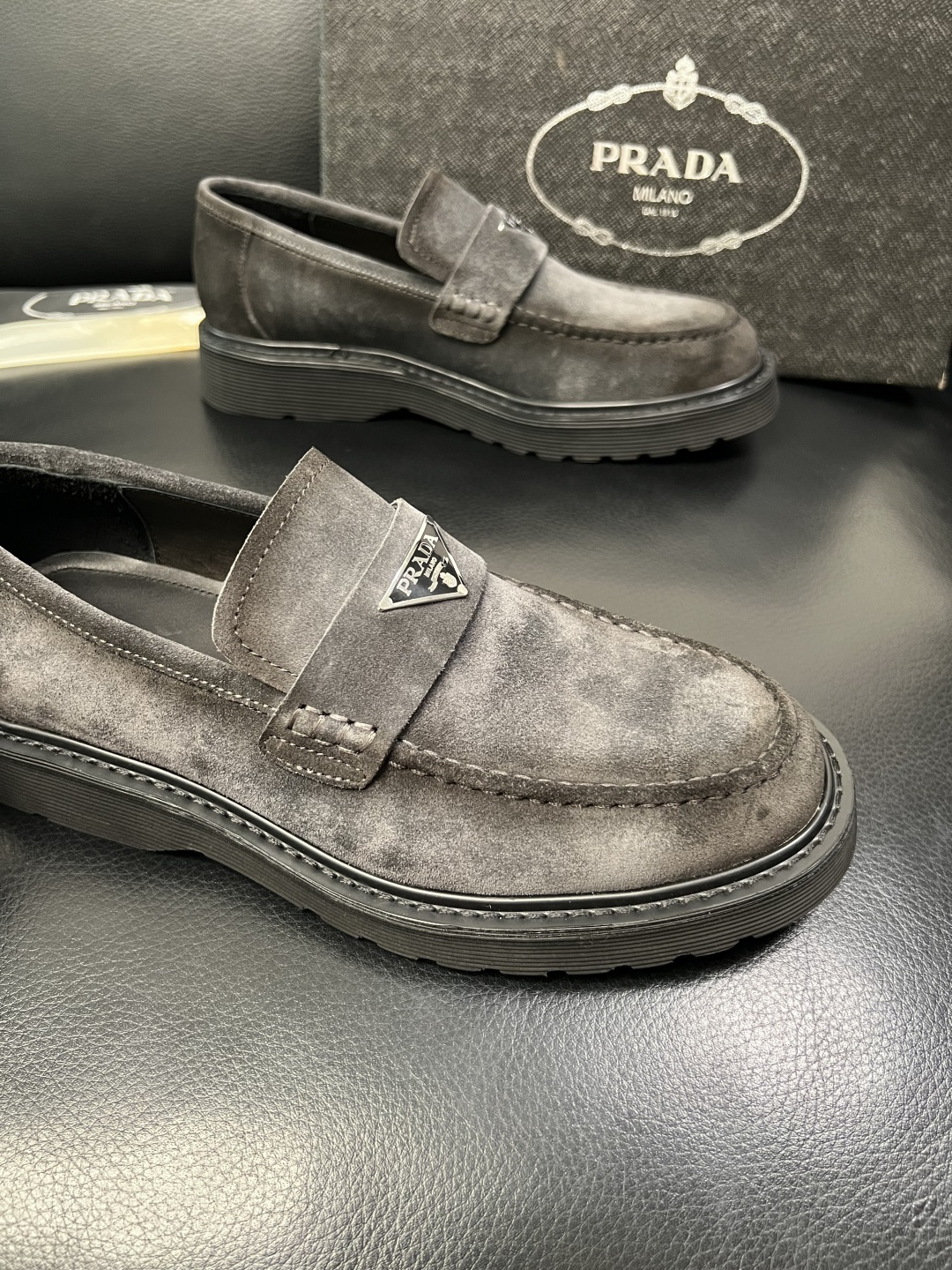 PRADA 高品质 顶级工艺品 普拉达 专柜同步 原厂配置，意大利进口原版牛皮面料，透气舒适进口水染牛里