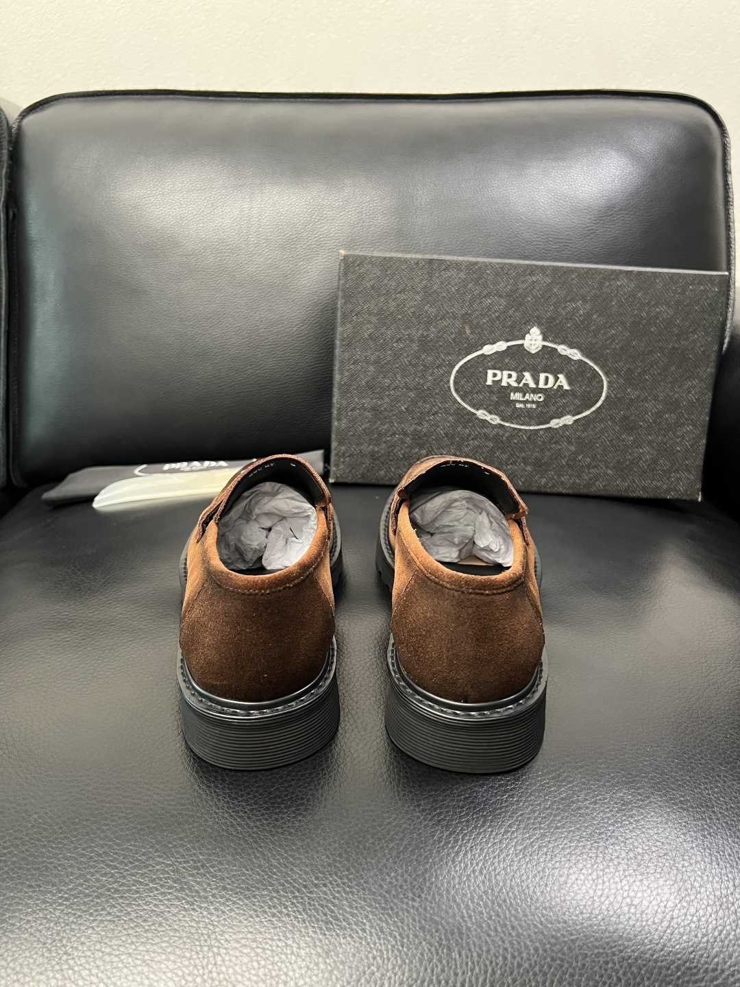 PRADA 高品质 顶级工艺品 普拉达 专柜同步 原厂配置，意大利进口原版牛皮面料，透气舒适进口水染牛里