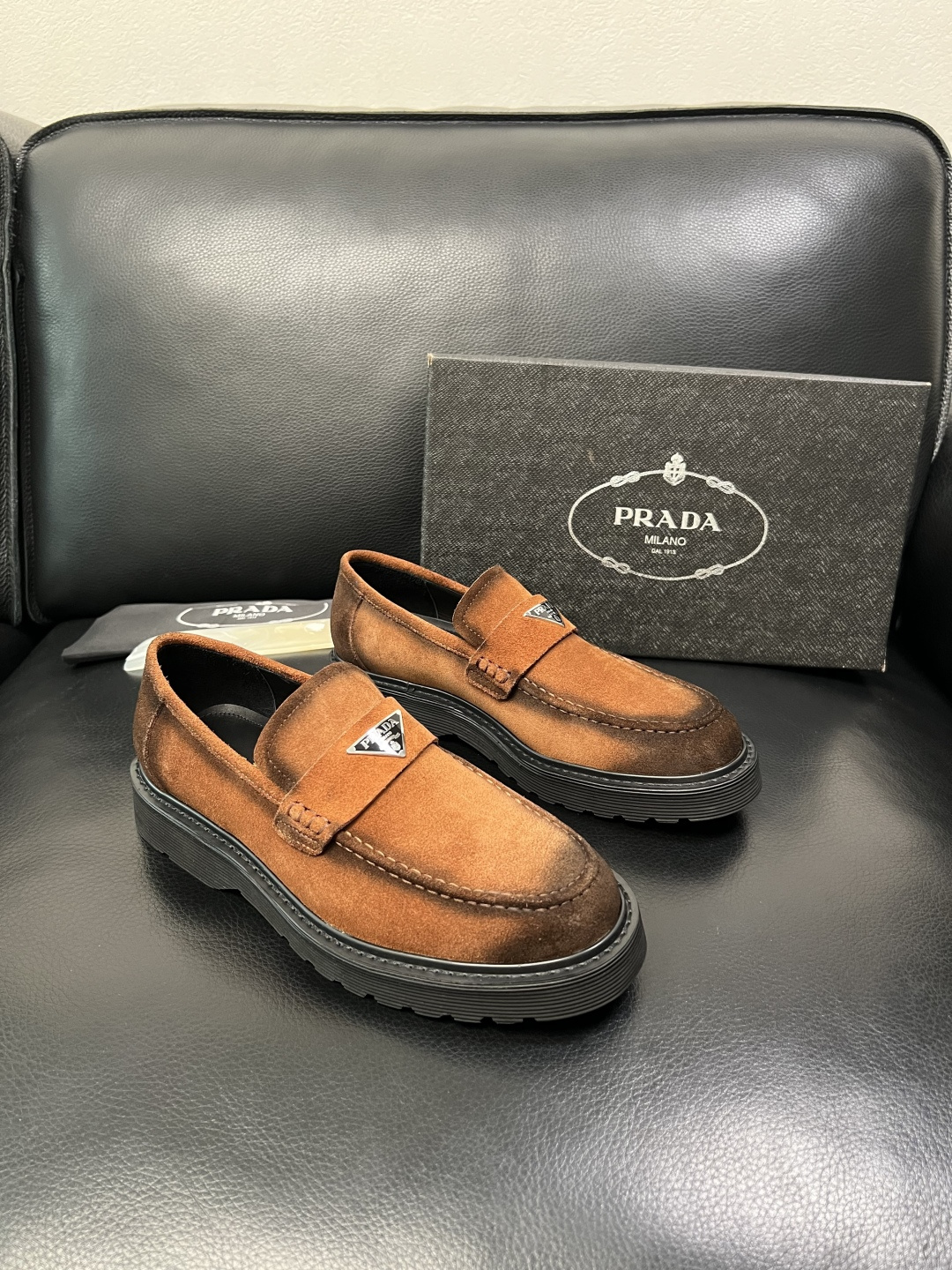 PRADA 高品质 顶级工艺品 普拉达 专柜同步 原厂配置，意大利进口原版牛皮面料，透气舒适进口水染牛里