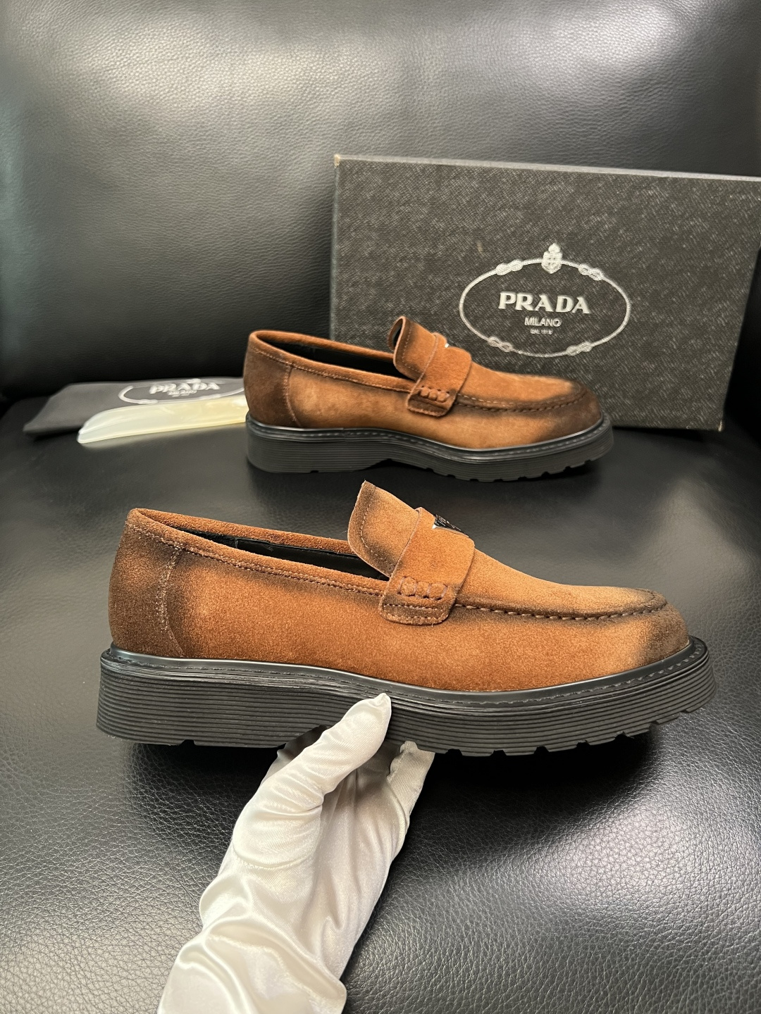 PRADA 高品质 顶级工艺品 普拉达 专柜同步 原厂配置，意大利进口原版牛皮面料，透气舒适进口水染牛里