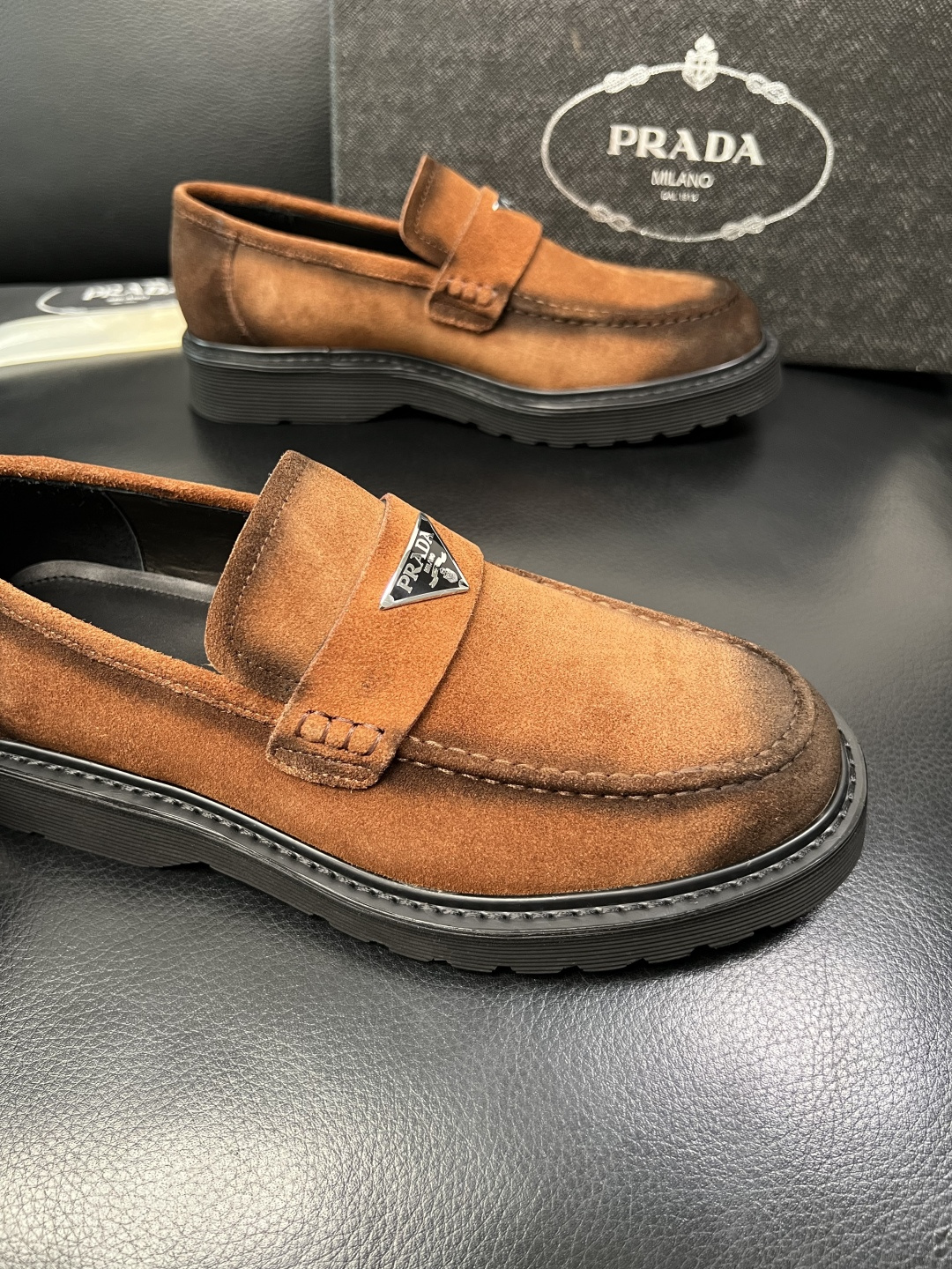 PRADA 高品质 顶级工艺品 普拉达 专柜同步 原厂配置，意大利进口原版牛皮面料，透气舒适进口水染牛里