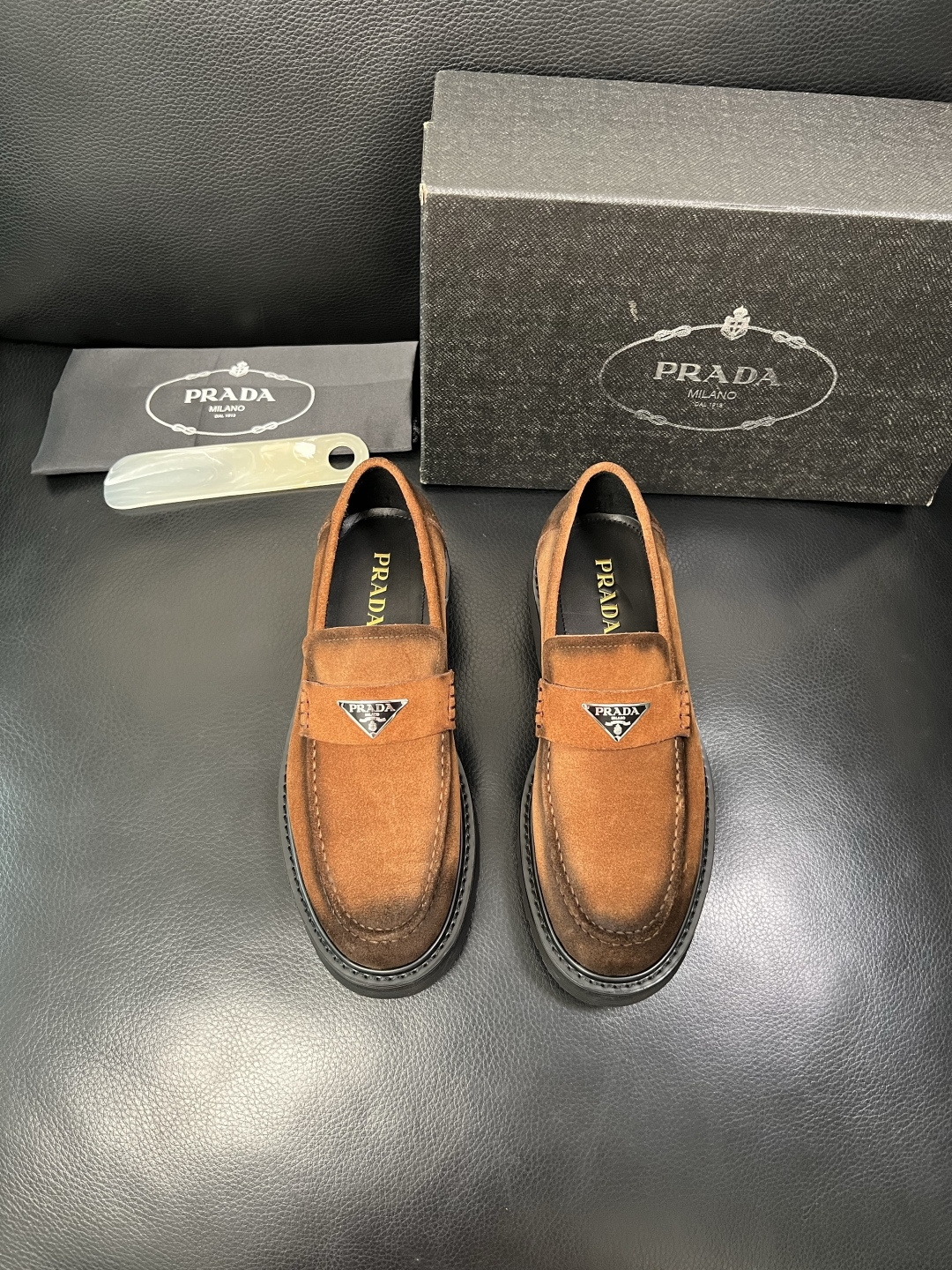 PRADA 高品质 顶级工艺品 普拉达 专柜同步 原厂配置，意大利进口原版牛皮面料，透气舒适进口水染牛里