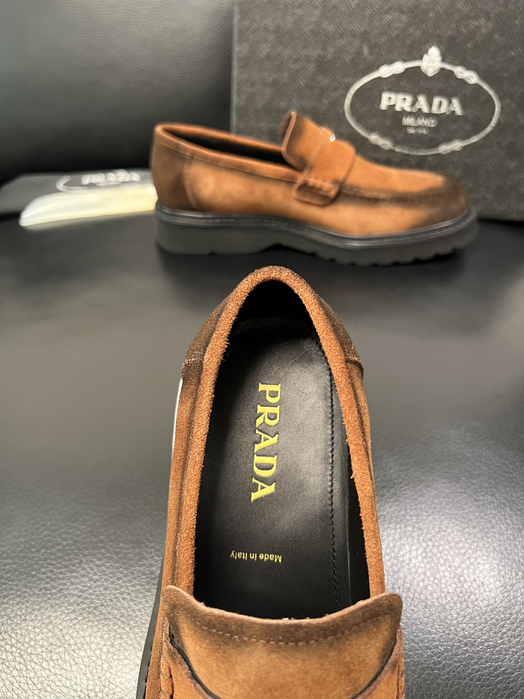PRADA 高品质 顶级工艺品 普拉达 专柜同步 原厂配置，意大利进口原版牛皮面料，透气舒适进口水染牛里