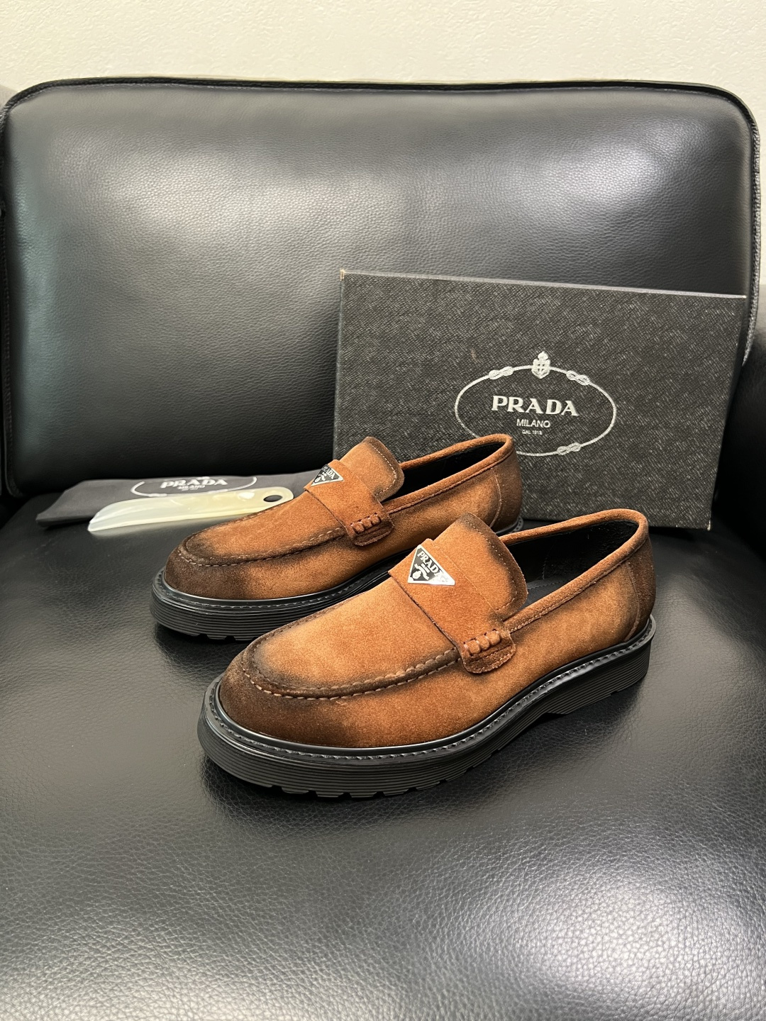 PRADA 高品质 顶级工艺品 普拉达 专柜同步 原厂配置，意大利进口原版牛皮面料，透气舒适进口水染牛里