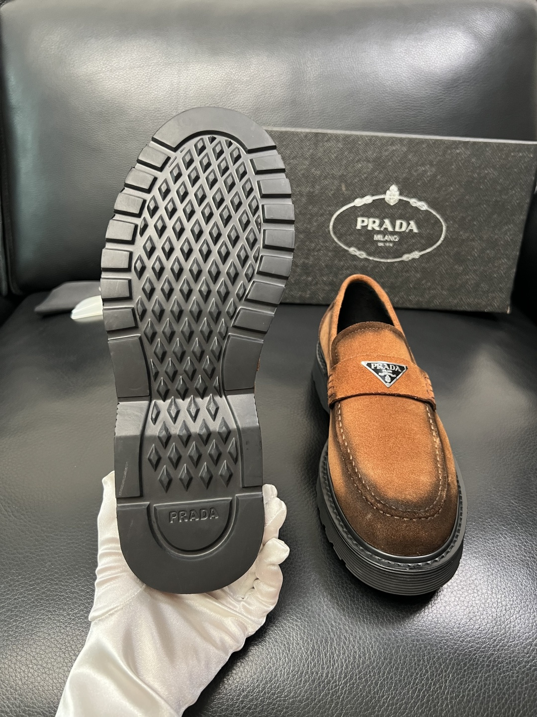 PRADA 高品质 顶级工艺品 普拉达 专柜同步 原厂配置，意大利进口原版牛皮面料，透气舒适进口水染牛里