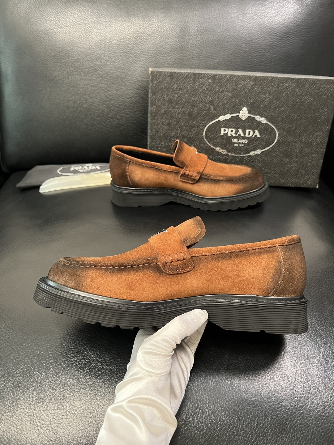 PRADA 高品质 顶级工艺品 普拉达 专柜同步 原厂配置，意大利进口原版牛皮面料，透气舒适进口水染牛里