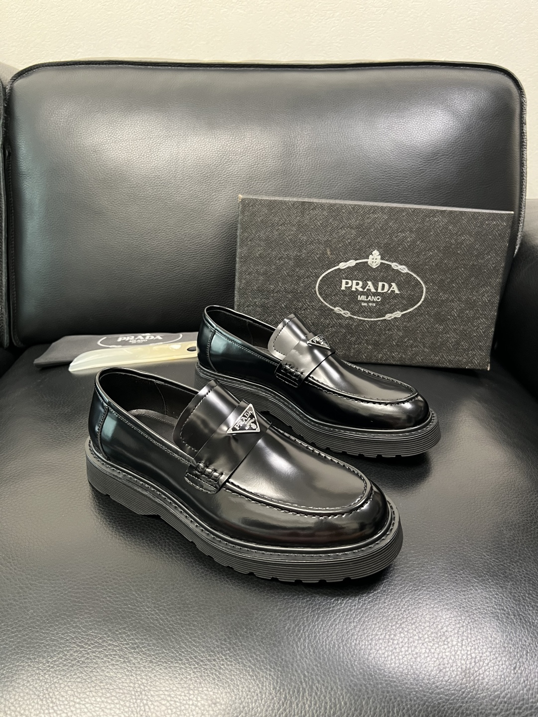 PRADA 高品质 顶级工艺品 普拉达 专柜同步 原厂配置，意大利进口原版牛皮面料，透气舒适进口水染牛里
