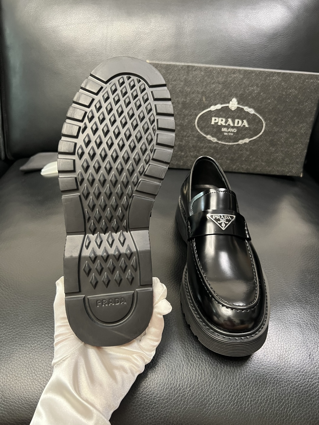 PRADA 高品质 顶级工艺品 普拉达 专柜同步 原厂配置，意大利进口原版牛皮面料，透气舒适进口水染牛里