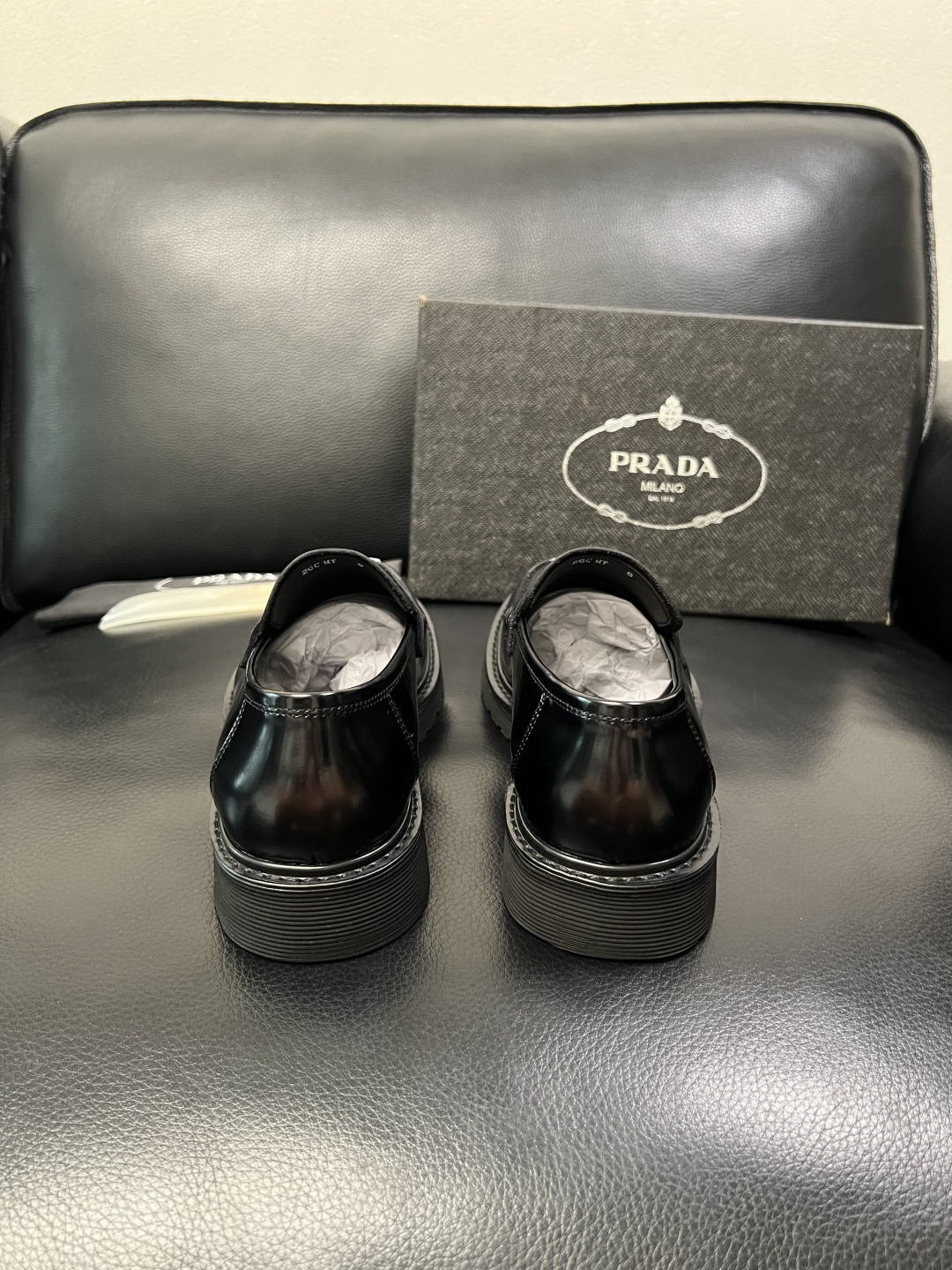 PRADA 高品质 顶级工艺品 普拉达 专柜同步 原厂配置，意大利进口原版牛皮面料，透气舒适进口水染牛里
