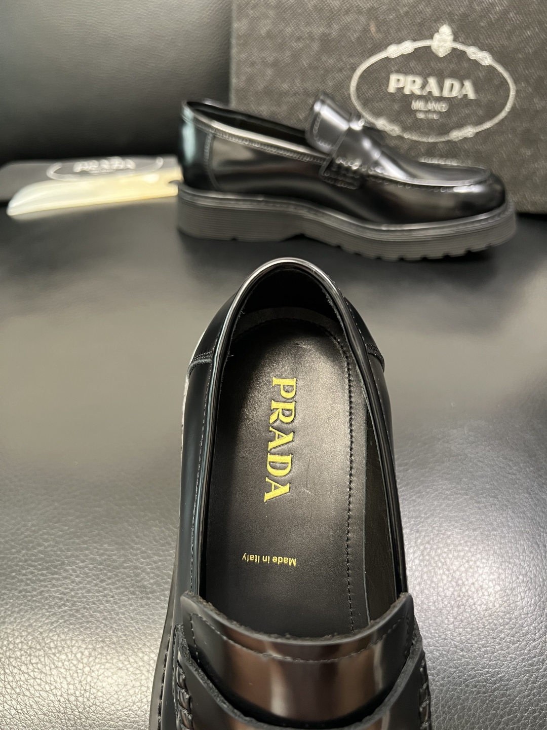 PRADA 高品质 顶级工艺品 普拉达 专柜同步 原厂配置，意大利进口原版牛皮面料，透气舒适进口水染牛里