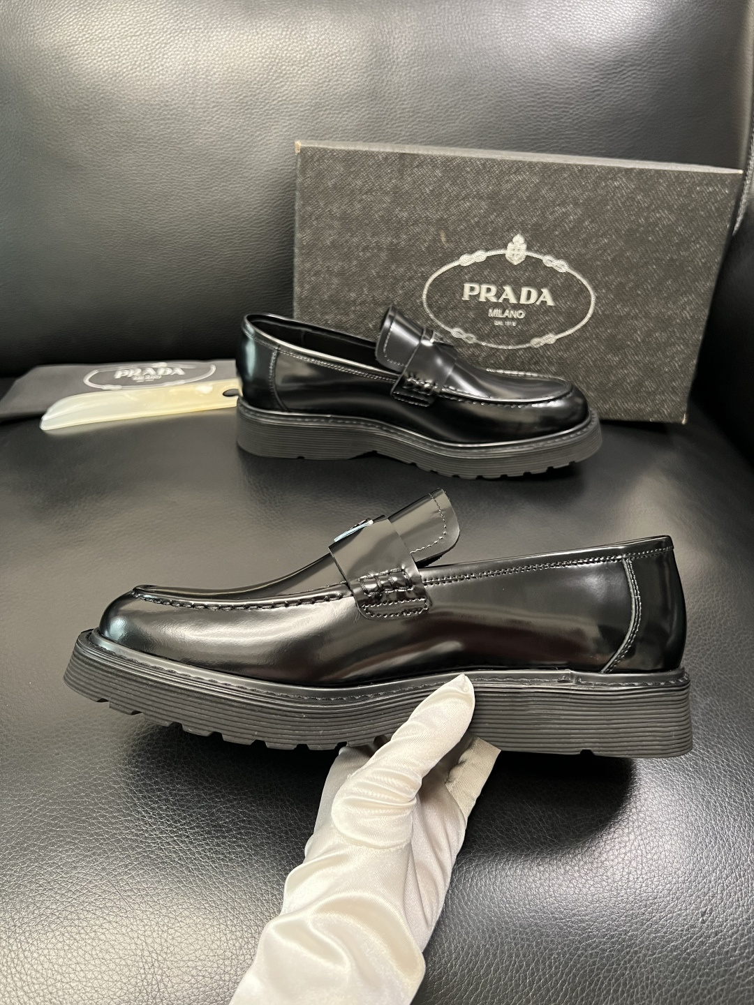 PRADA 高品质 顶级工艺品 普拉达 专柜同步 原厂配置，意大利进口原版牛皮面料，透气舒适进口水染牛里