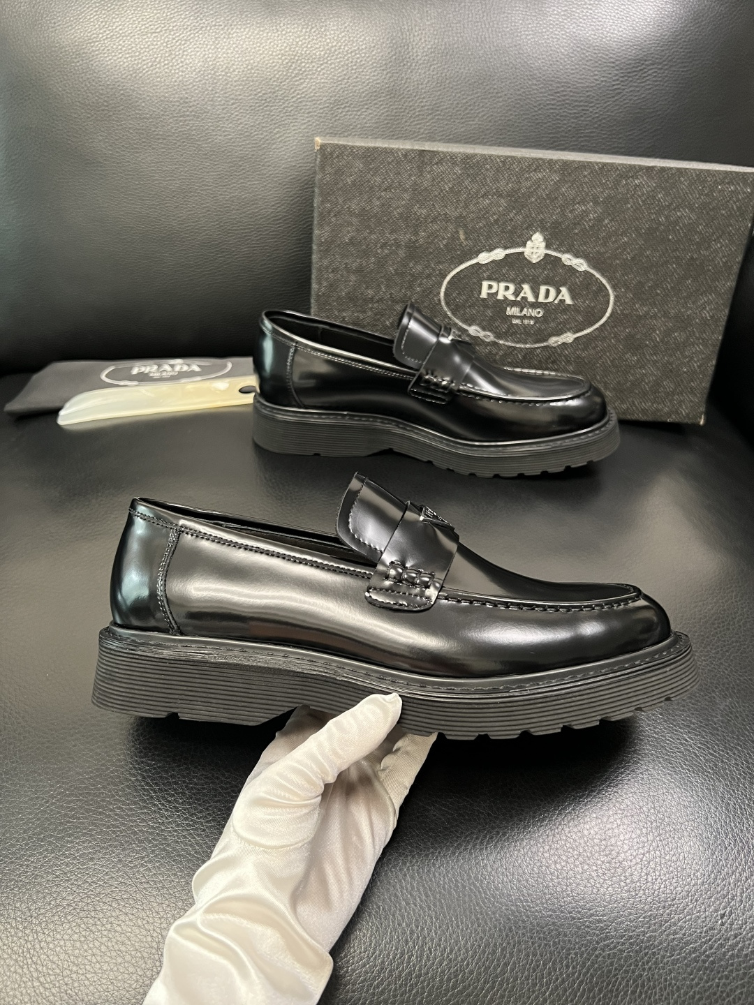 PRADA 高品质 顶级工艺品 普拉达 专柜同步 原厂配置，意大利进口原版牛皮面料，透气舒适进口水染牛里