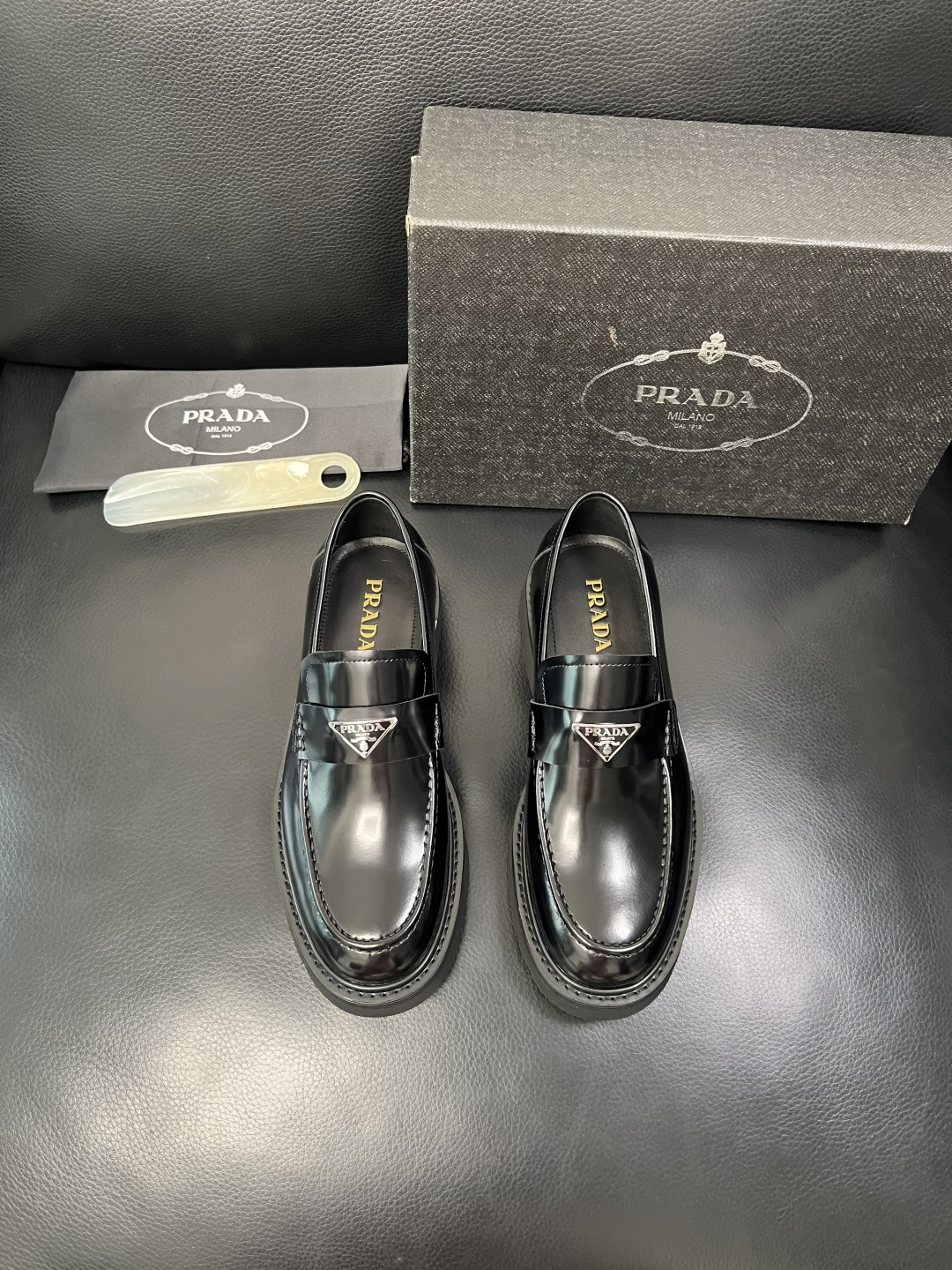 PRADA 高品质 顶级工艺品 普拉达 专柜同步 原厂配置，意大利进口原版牛皮面料，透气舒适进口水染牛里