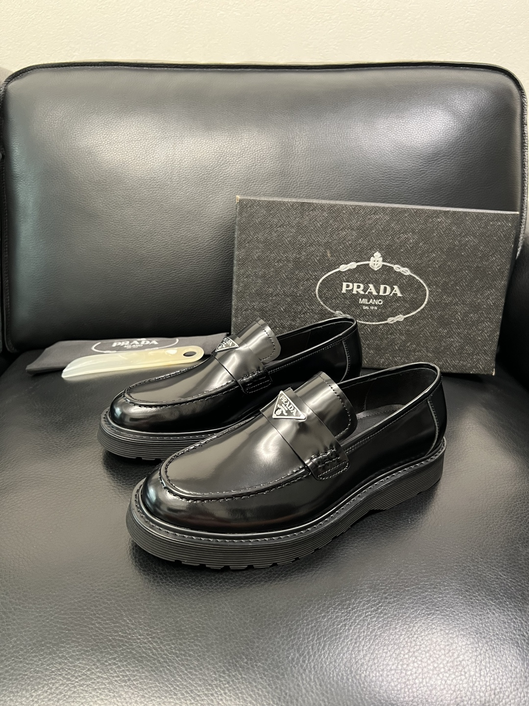 PRADA 高品质 顶级工艺品 普拉达 专柜同步 原厂配置，意大利进口原版牛皮面料，透气舒适进口水染牛里
