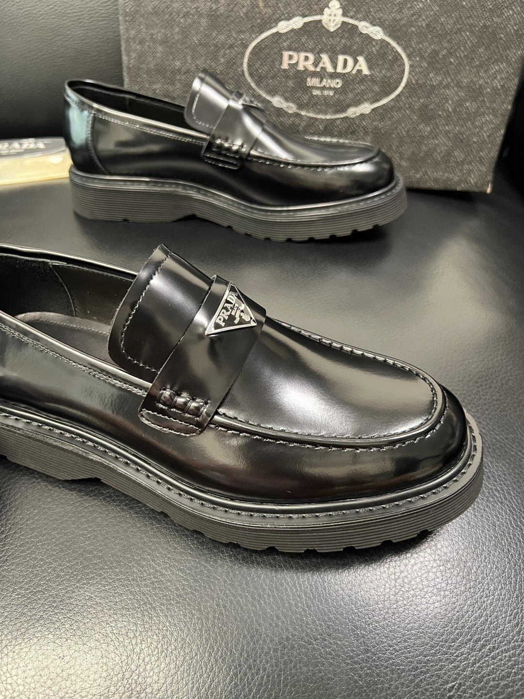 PRADA 高品质 顶级工艺品 普拉达 专柜同步 原厂配置，意大利进口原版牛皮面料，透气舒适进口水染牛里