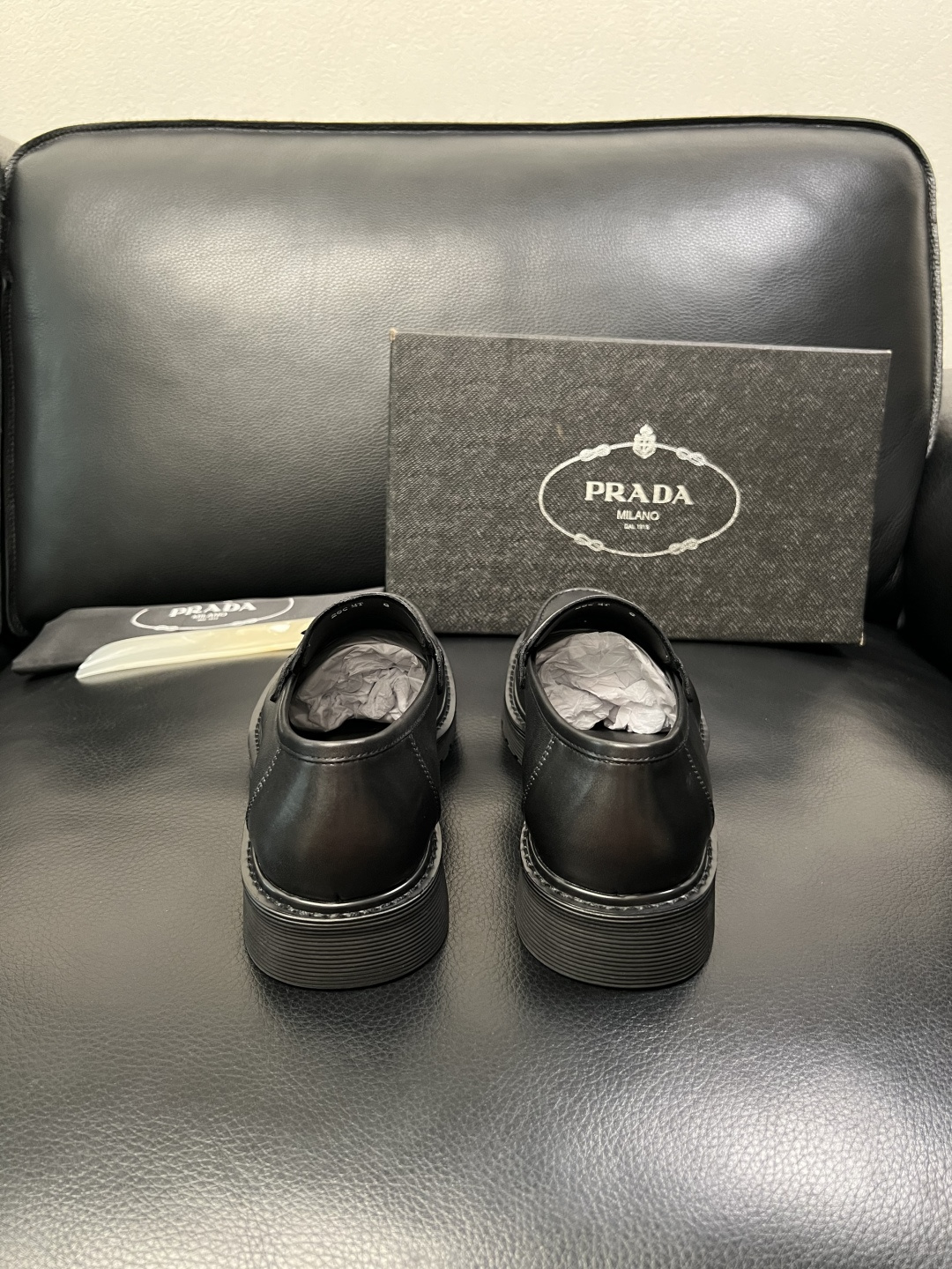 PRADA 高品质 顶级工艺品 普拉达 专柜同步 原厂配置，意大利进口原版牛皮面料，透气舒适进口水染牛里