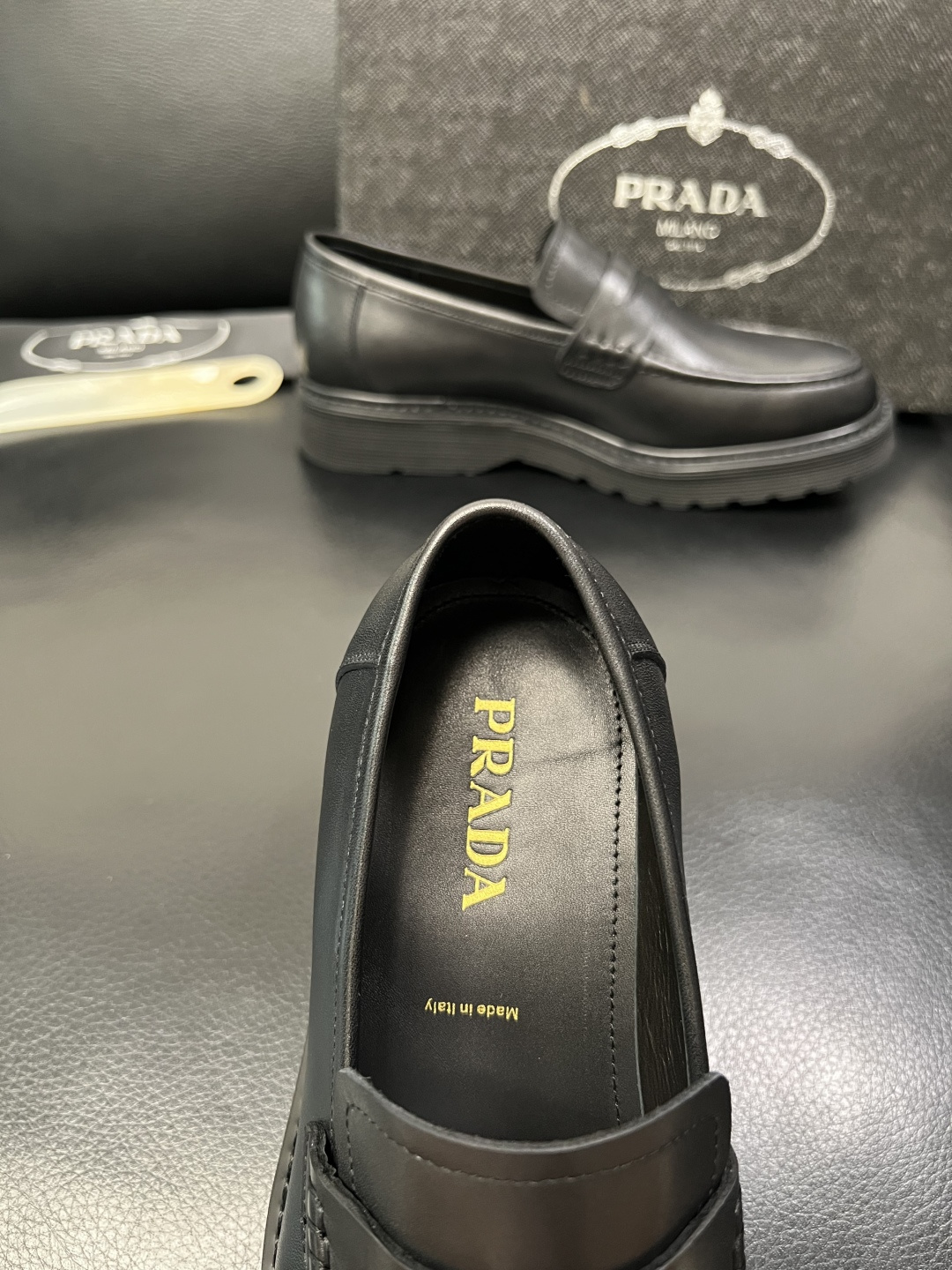 PRADA 高品质 顶级工艺品 普拉达 专柜同步 原厂配置，意大利进口原版牛皮面料，透气舒适进口水染牛里