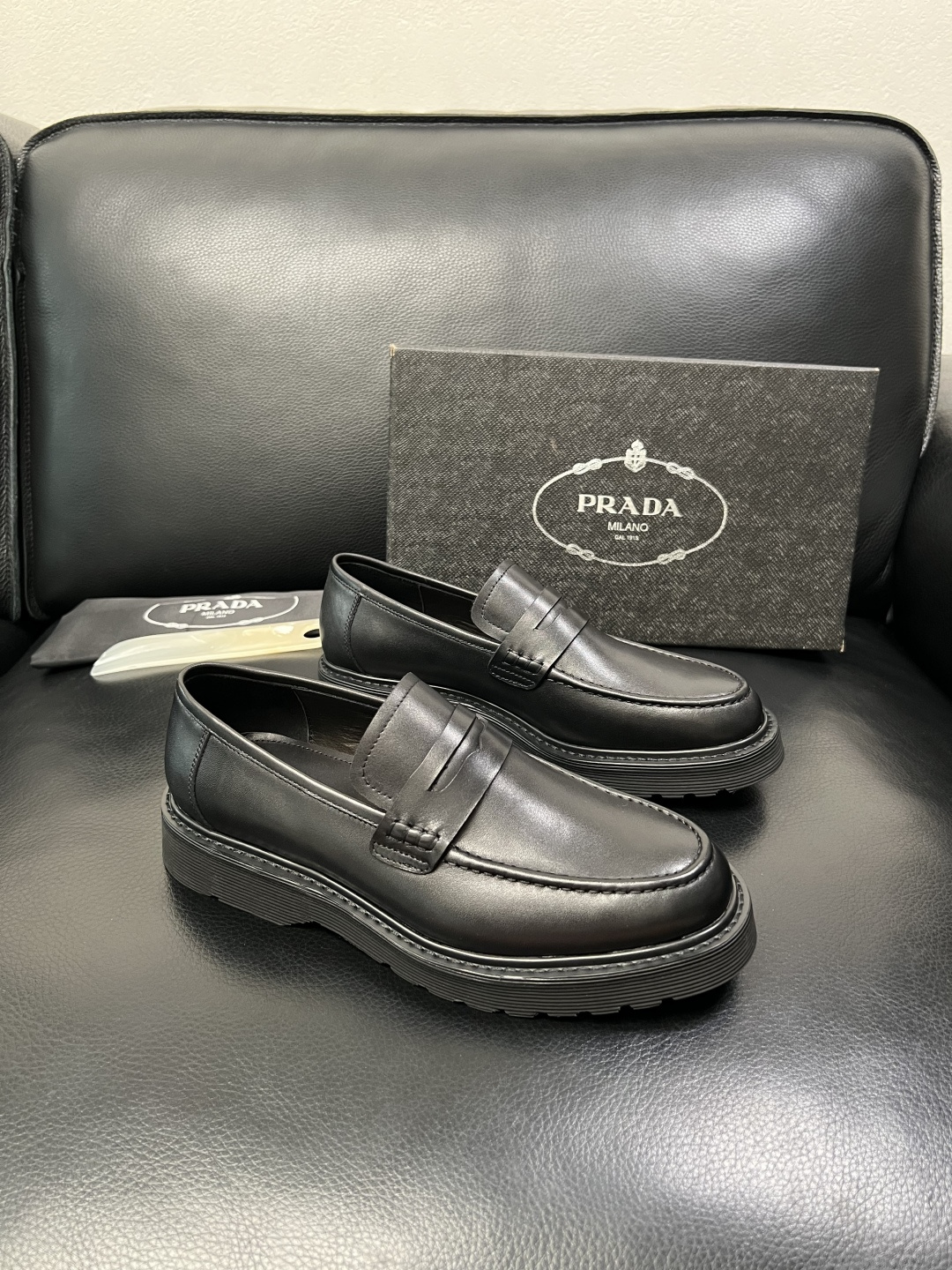 PRADA 高品质 顶级工艺品 普拉达 专柜同步 原厂配置，意大利进口原版牛皮面料，透气舒适进口水染牛里