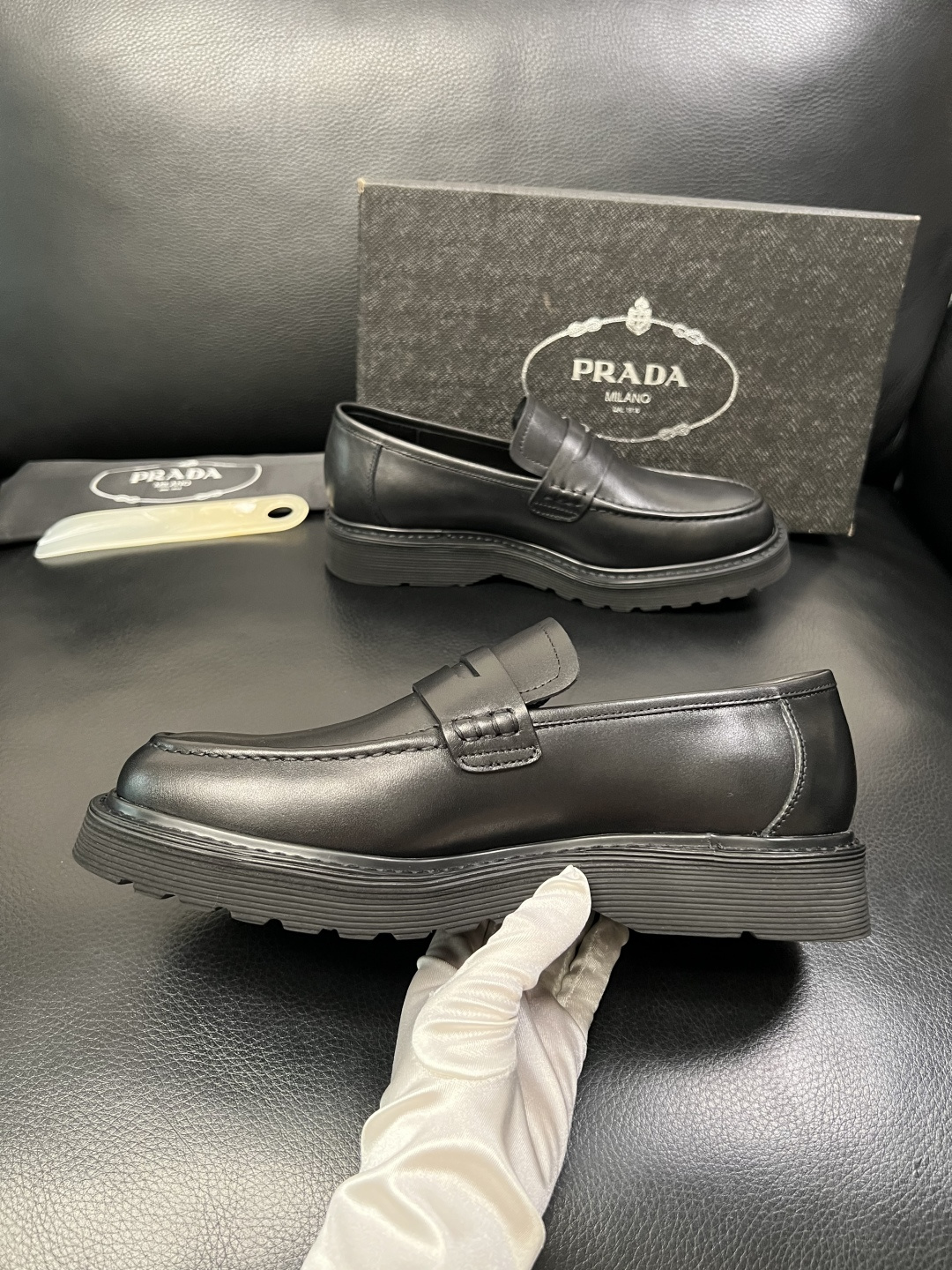 PRADA 高品质 顶级工艺品 普拉达 专柜同步 原厂配置，意大利进口原版牛皮面料，透气舒适进口水染牛里