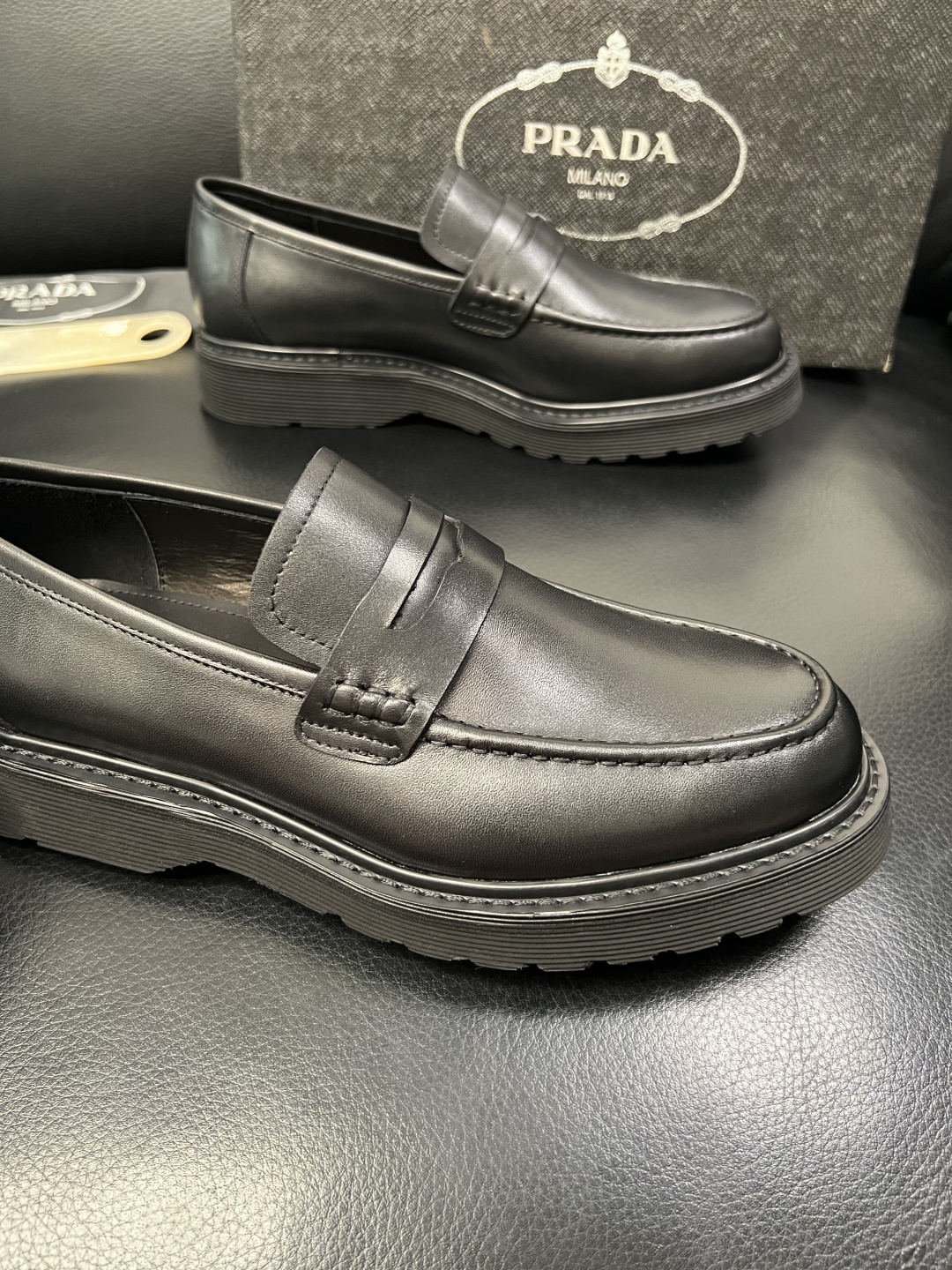 PRADA 高品质 顶级工艺品 普拉达 专柜同步 原厂配置，意大利进口原版牛皮面料，透气舒适进口水染牛里