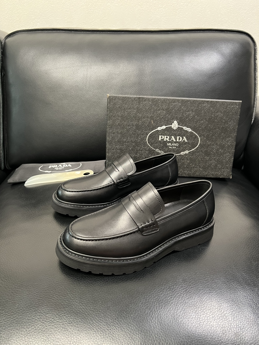 PRADA 高品质 顶级工艺品 普拉达 专柜同步 原厂配置，意大利进口原版牛皮面料，透气舒适进口水染牛里