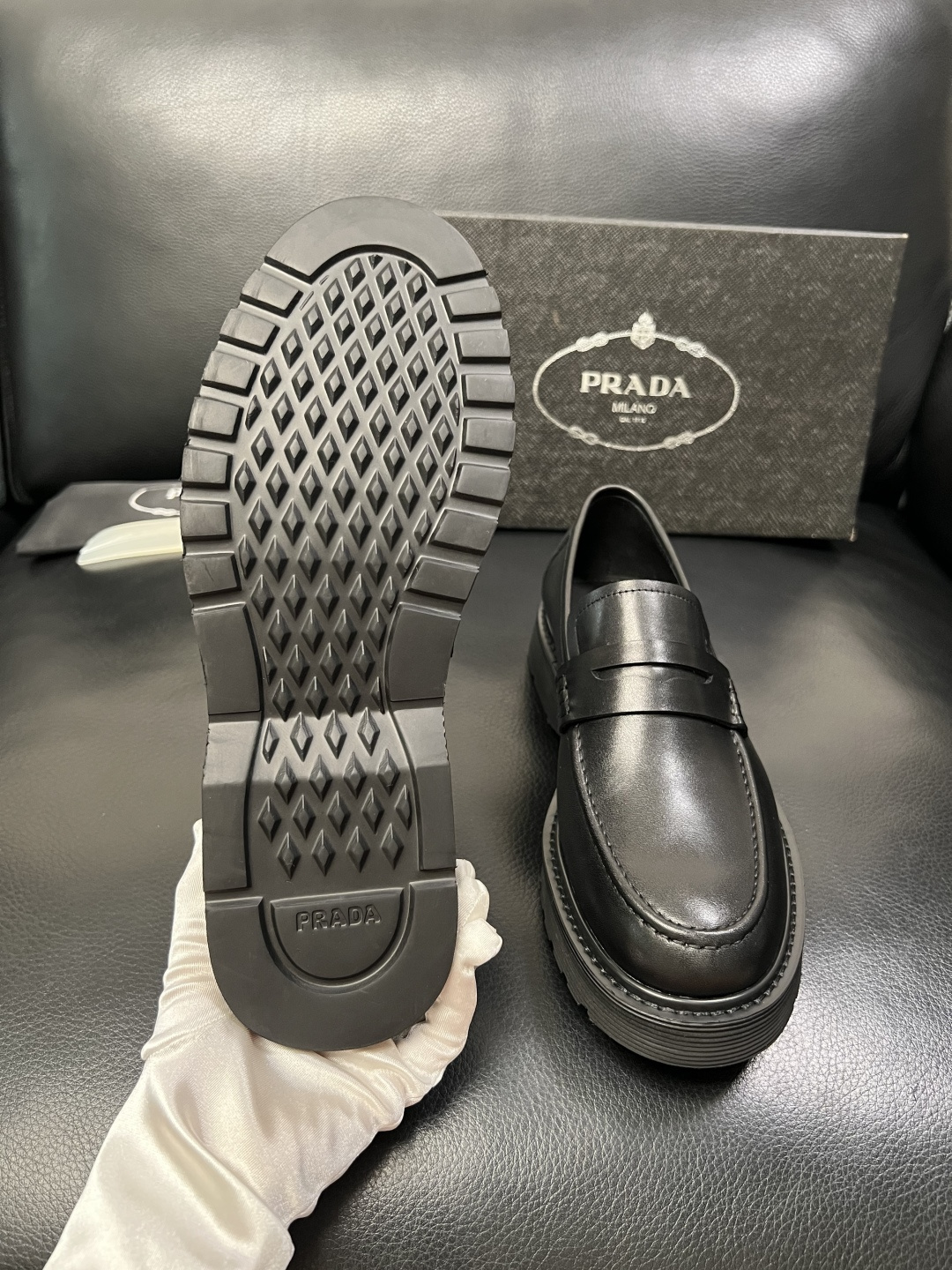 PRADA 高品质 顶级工艺品 普拉达 专柜同步 原厂配置，意大利进口原版牛皮面料，透气舒适进口水染牛里