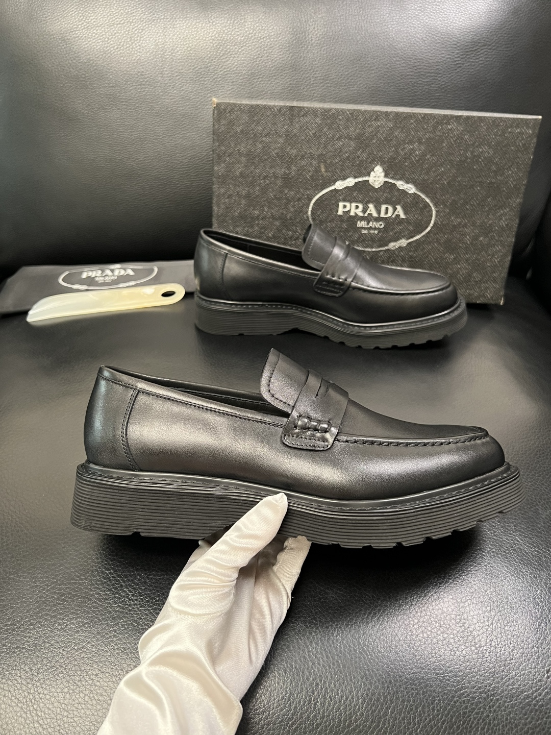PRADA 高品质 顶级工艺品 普拉达 专柜同步 原厂配置，意大利进口原版牛皮面料，透气舒适进口水染牛里
