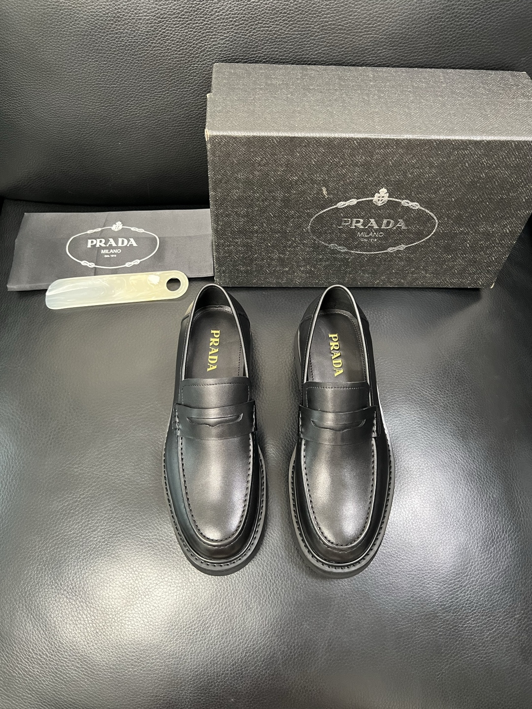 PRADA 高品质 顶级工艺品 普拉达 专柜同步 原厂配置，意大利进口原版牛皮面料，透气舒适进口水染牛里