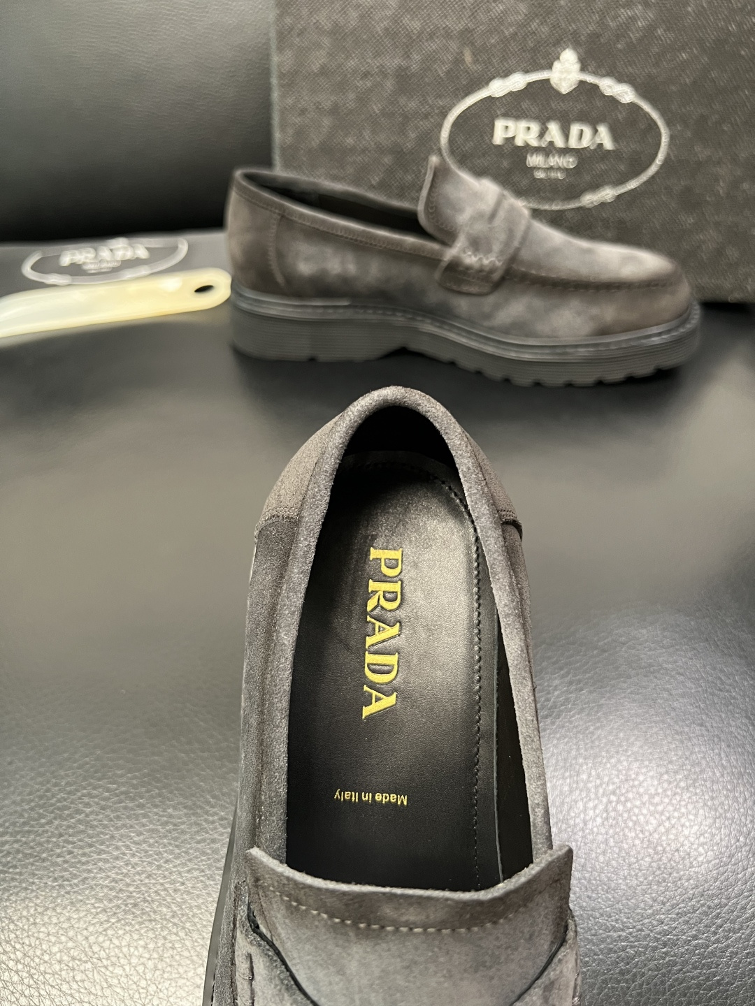 PRADA 高品质 顶级工艺品 普拉达 专柜同步 原厂配置，意大利进口原版牛皮面料，透气舒适进口水染牛里