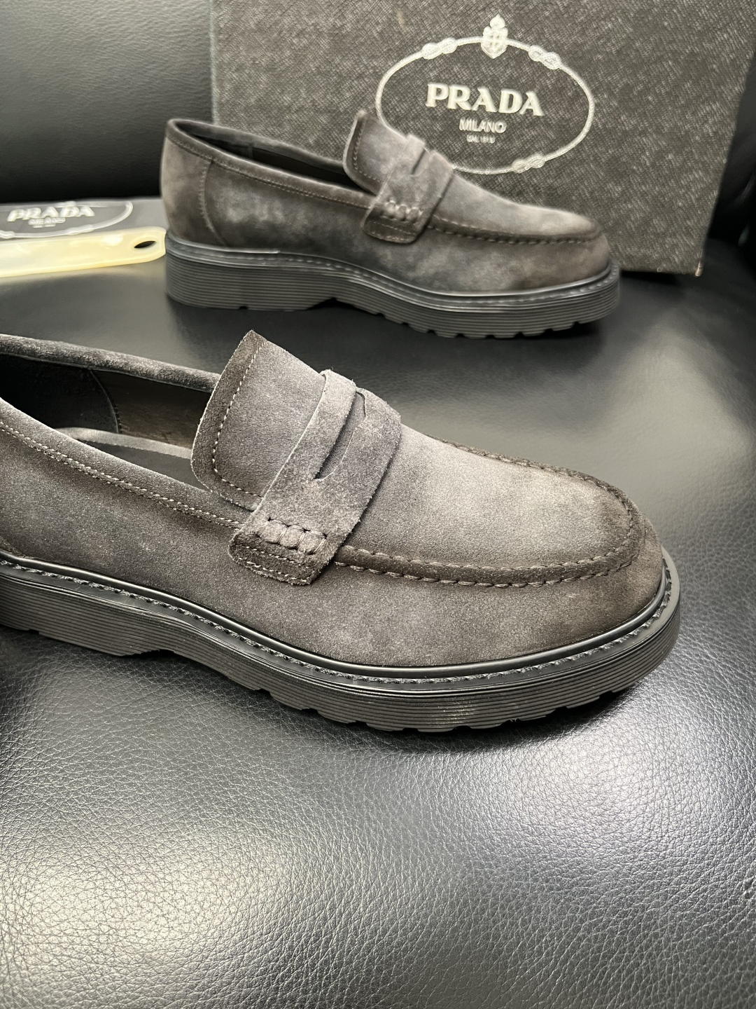 PRADA 高品质 顶级工艺品 普拉达 专柜同步 原厂配置，意大利进口原版牛皮面料，透气舒适进口水染牛里