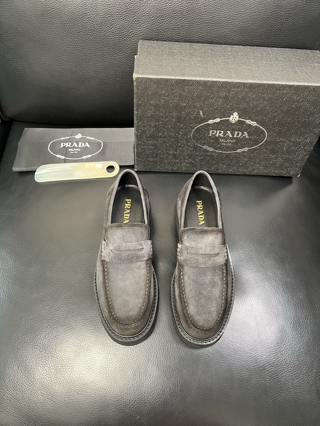 PRADA 高品质 顶级工艺品 普拉达 专柜同步 原厂配置，意大利进口原版牛皮面料，透气舒适进口水染牛里