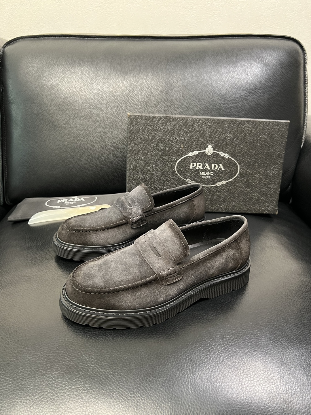 PRADA 高品质 顶级工艺品 普拉达 专柜同步 原厂配置，意大利进口原版牛皮面料，透气舒适进口水染牛里