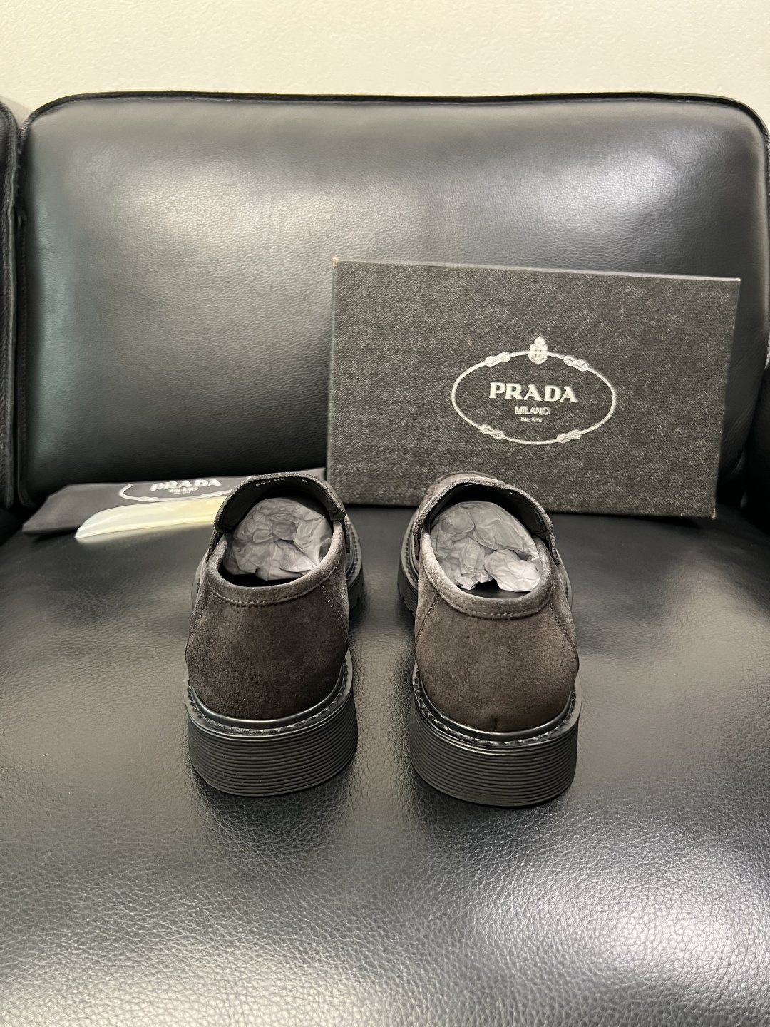 PRADA 高品质 顶级工艺品 普拉达 专柜同步 原厂配置，意大利进口原版牛皮面料，透气舒适进口水染牛里