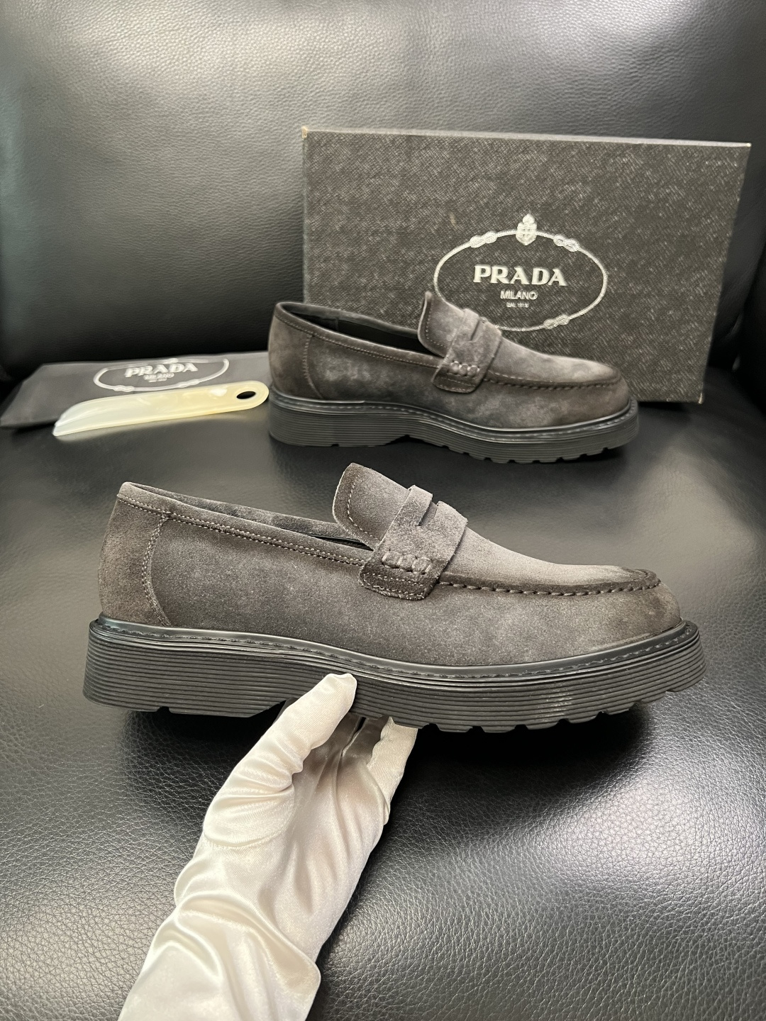 PRADA 高品质 顶级工艺品 普拉达 专柜同步 原厂配置，意大利进口原版牛皮面料，透气舒适进口水染牛里