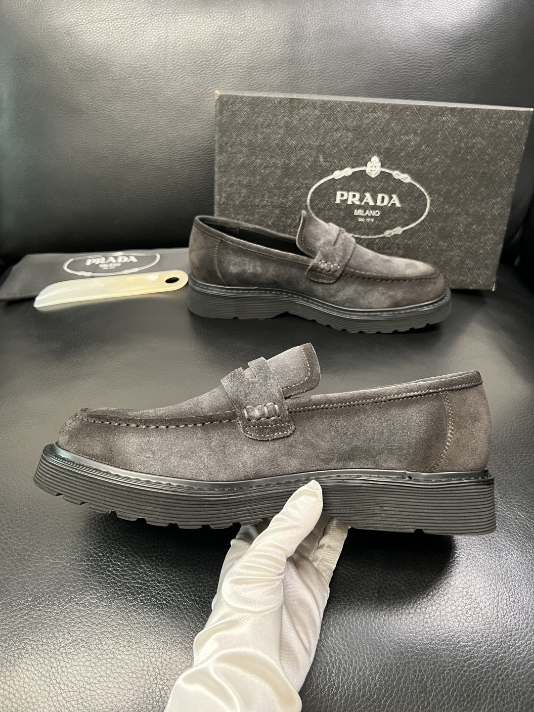 PRADA 高品质 顶级工艺品 普拉达 专柜同步 原厂配置，意大利进口原版牛皮面料，透气舒适进口水染牛里