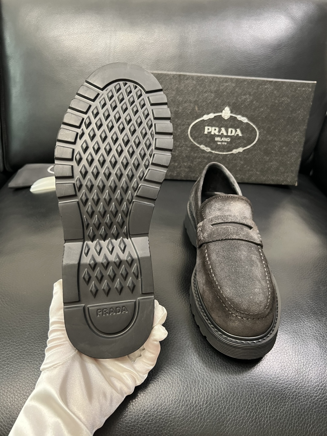 PRADA 高品质 顶级工艺品 普拉达 专柜同步 原厂配置，意大利进口原版牛皮面料，透气舒适进口水染牛里