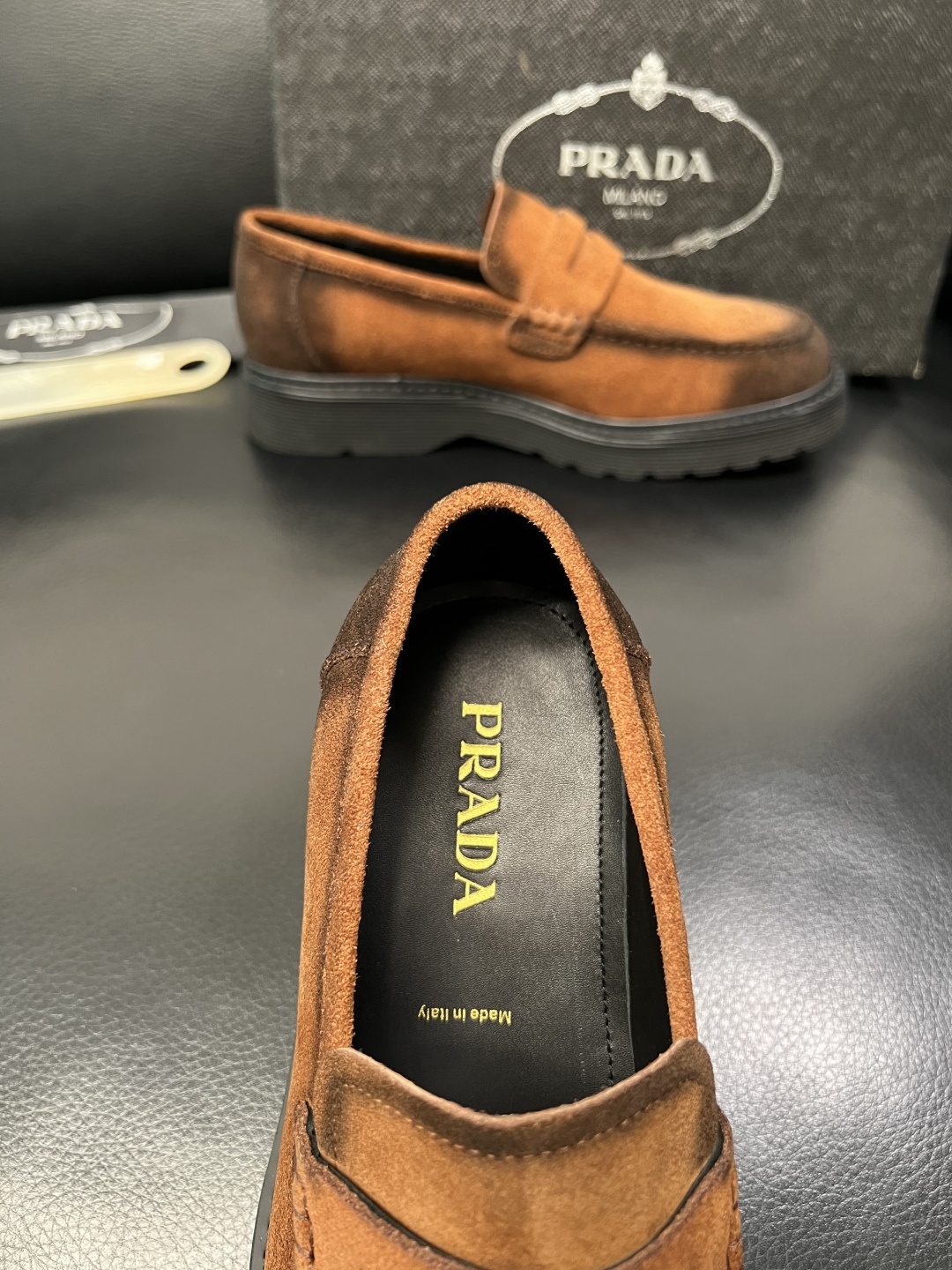 PRADA 高品质 顶级工艺品 普拉达 专柜同步 原厂配置，意大利进口原版牛皮面料，透气舒适进口水染牛里