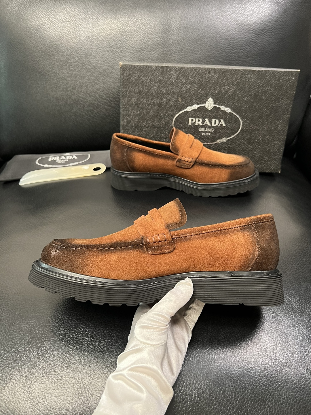 PRADA 高品质 顶级工艺品 普拉达 专柜同步 原厂配置，意大利进口原版牛皮面料，透气舒适进口水染牛里