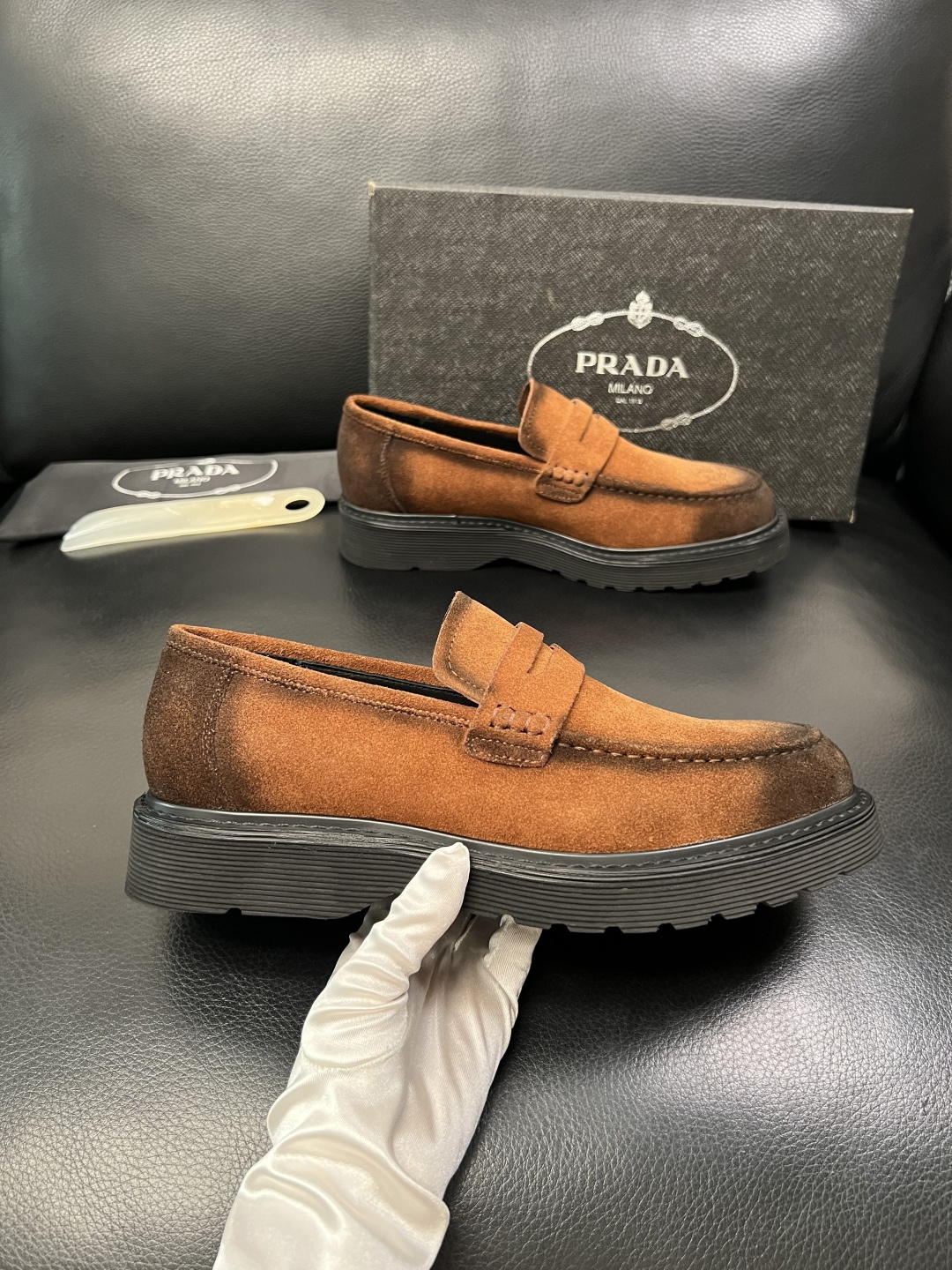 PRADA 高品质 顶级工艺品 普拉达 专柜同步 原厂配置，意大利进口原版牛皮面料，透气舒适进口水染牛里