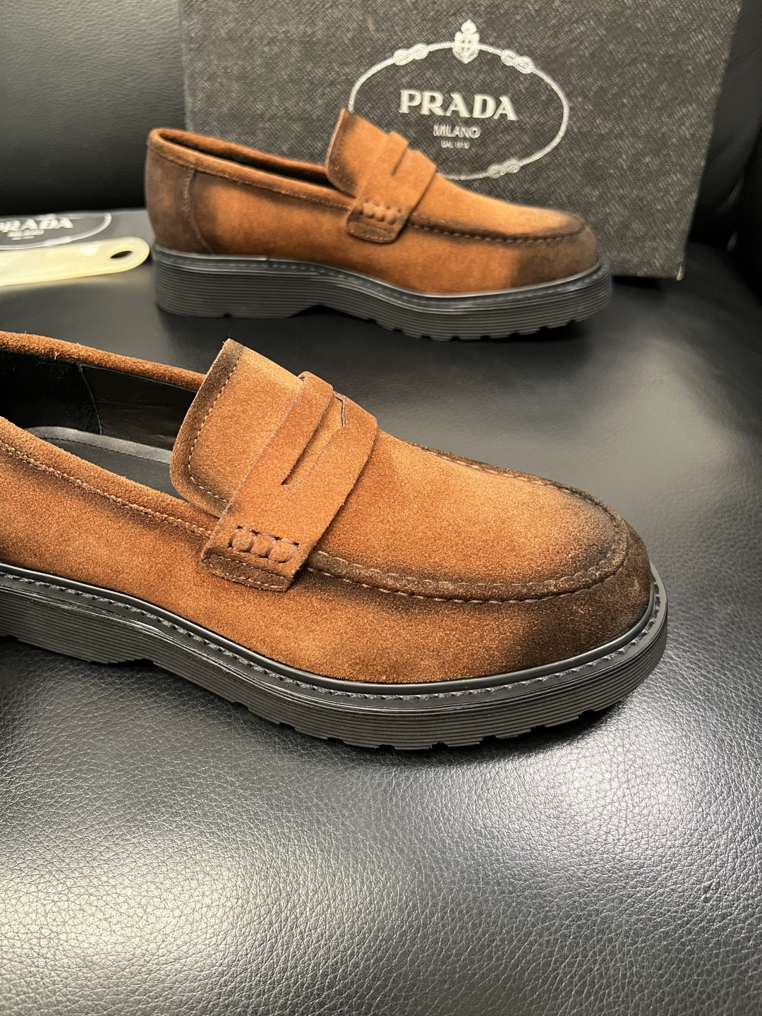 PRADA 高品质 顶级工艺品 普拉达 专柜同步 原厂配置，意大利进口原版牛皮面料，透气舒适进口水染牛里