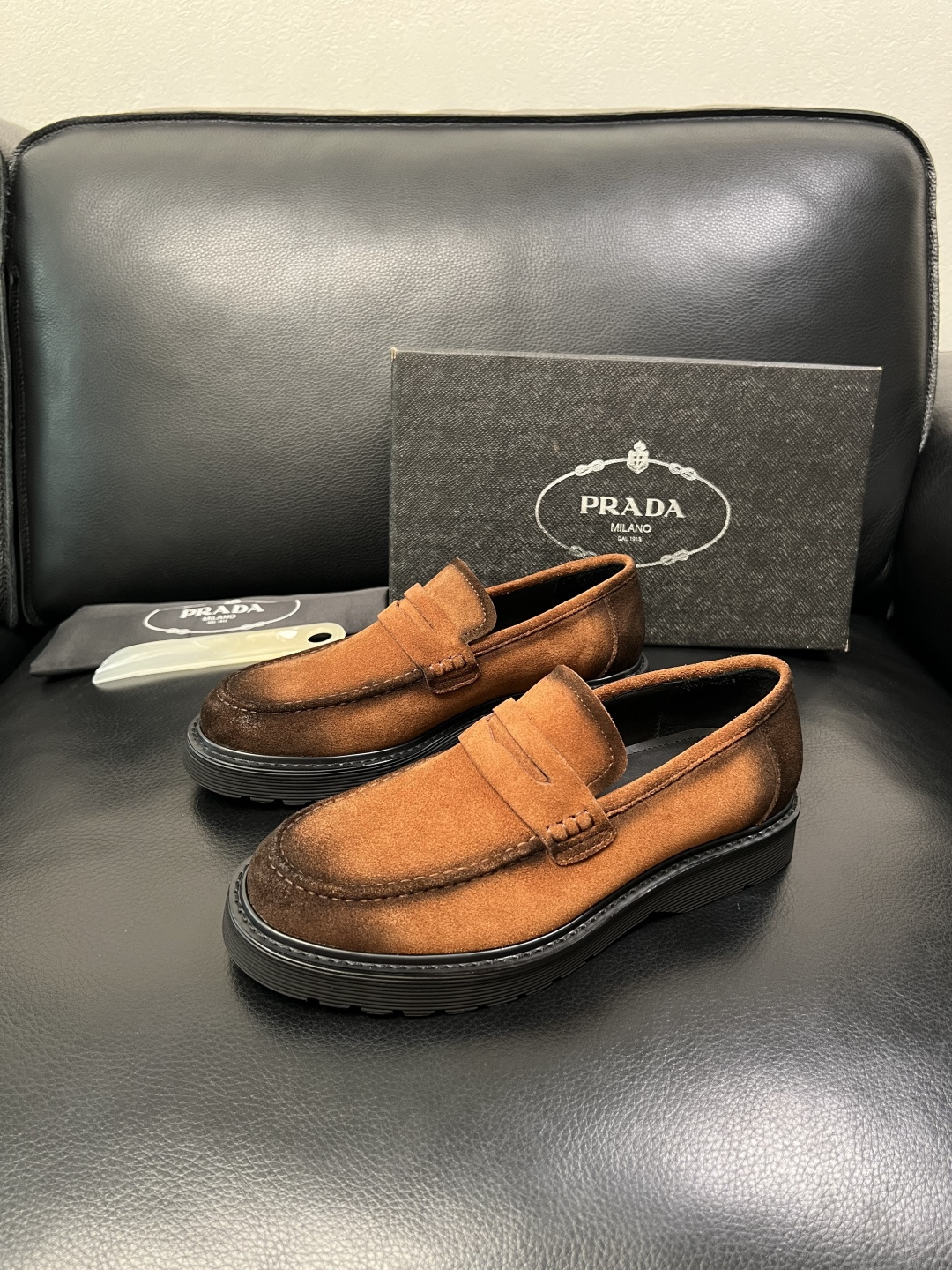 PRADA 高品质 顶级工艺品 普拉达 专柜同步 原厂配置，意大利进口原版牛皮面料，透气舒适进口水染牛里