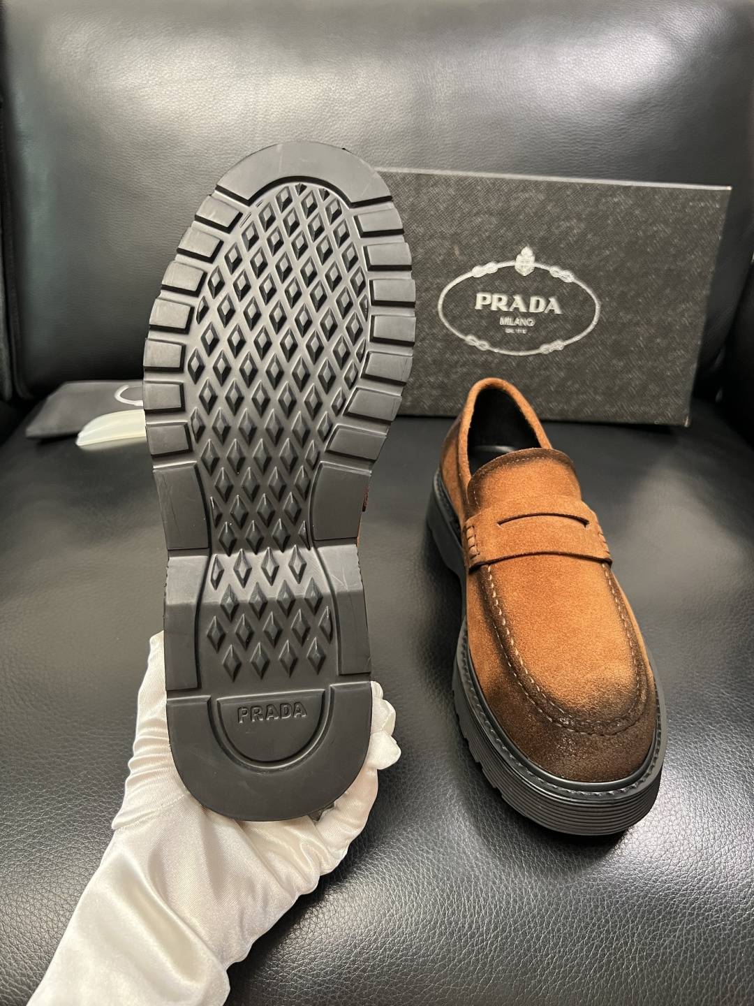 PRADA 高品质 顶级工艺品 普拉达 专柜同步 原厂配置，意大利进口原版牛皮面料，透气舒适进口水染牛里